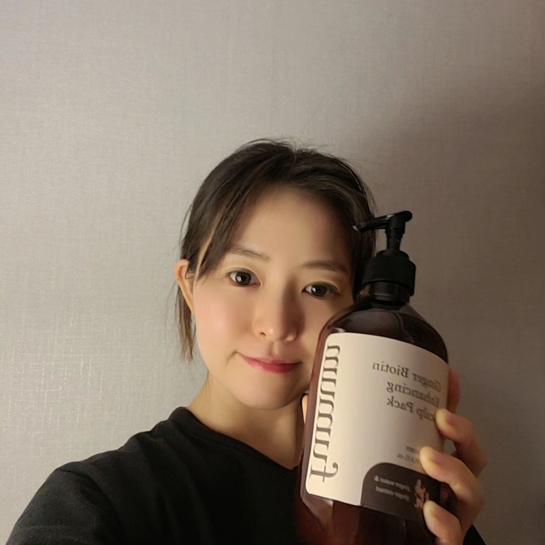 숏컷했다가 머리 다시 기르면서
머릿결 관리 더 신경 쓰게 되었어요

전보다 더 자주 머리도 빗어주구요

샴푸 후에는 트리트먼트도 꼭 해주고
드라이 하기 전 열보호해주는 헤어크림도
꼭꼭 바르구요

그런데 두피 관리를 빼먹을수 없더라구요?
두피팩은 푸믐으로 해결했어요

크림 제형으로 두피부터 헤어까지
한번에 케어 할수 있어서 편해요

진저트리트먼트라는데
머리카락에 힘도 생기고
향은 또 머스크로 은은하니 
너무 좋아요

건강하게 머리 기를 수 있어서
너무 만족하며 사용하고 있어요
머릿결 관리 같이 해요

#헤어트리트먼트 #두피팩
#트리트먼트추천 #진저트리트먼트 
#비오틴트리트먼트