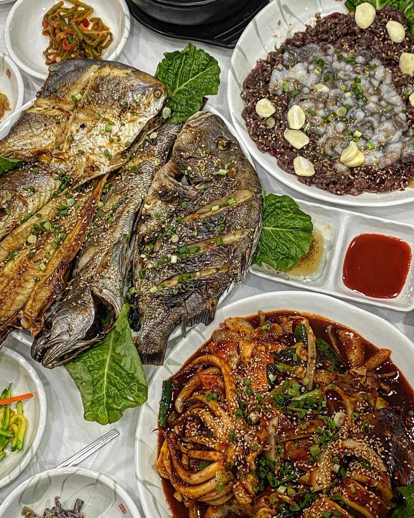 #더블유맛집 #여수먹깨비 

ㄹㅇ 라디오에도 추천하긴 했는데 스토리 올렸다가 디엠 폭탄받았어요🔥❤️

그래서 빨리 올리러왔습니당, 반찬만 15개 이상나와서 그걸로만 비빔밥 해먹어도 캡맛있는 식당이에요 !

모둠생선구이, 통오징어제육볶음, 육회탕탕이,la갈비 등등 파는데 하나같이 다 맛있고 ㅋㅋ생선구이에도 밑에 소스가 있는데 찍먹해먹으면 찐입니다

반찬구성이랑 국은 바뀌는거같아요👍 참고하실 사항은 영업시간!낮에 안하구 새벽늦게까지 배달해요

진짜 맛도리니까 저녁&야식드시러 가보세요🙏🏻
제육은 배추에 싸먹기🫶🏻

✔️더블유맛집
✔️여수시 시청동3길 12-20
✔️영업시간: 17시-새벽5시

.
.
.

#여수맛집 #여수카페 #여수맛집추천 #여수맛집인정 #여수맛집투어 #여수현지인 #여수현지인맛집 #여수신상맛집 #여수야식 #여수신상카페 #여수생선구이 #여수육회 #여수식당 #여수로컬맛집 #여수백반 #여수백반맛집 #부삼맛집 #여천맛집 #여수핫플 #제육볶음맛집