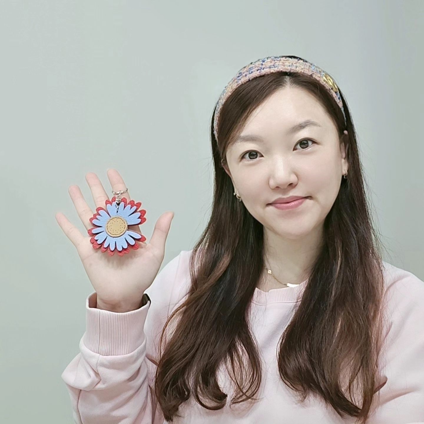 #광고 지만 너무 좋아💕
지구를 살리는 업사이클링 작품 만들기에
저도 동참했어요😊
.
버려지는 가죽으로  만든 열쇠고리
💮향기품은 데이지💮
넘넘 이뿌지 않나요?
.
소가죽으로 만든 핸드메이드 제품으로
한땀한땀 직접 바느질을 해서 완성한거라
개인적으로도 참 의미도 있고 좋네요~
.
꽃의 가운데 수술부분은 생지가죽으로
아로마오일을 한방울 떨어뜨리면
향이 깊숙이 스며들어 쉽게 사라지지 않아
천연 디퓨저로도 딱👍
.
유명한 생지가죽을 예로 들면
루이×똥 크로스끈이 대표적인데요
그만큼 만들고 나니 퀄리티도 좋아서
가방에 달아놓으니 훨 이뿌다능~😆
.
보내주신 페퍼민트 오일 향이 너무 좋아서
가방에 달았다가 핸드폰 고리로 다시 옮겨 달았네요ㅎㅎ
.
버려지는 자투리 가죽으로 만드는 아름다운 쓸모!
우리 인친님들도 함께해요❤️
.
.
.
walkwith_book
#그림책산책공방#데이지꽃열쇠고리#업사이클링#자투리가죽공예#가죽공예#천안그림책공방#열쇠고리