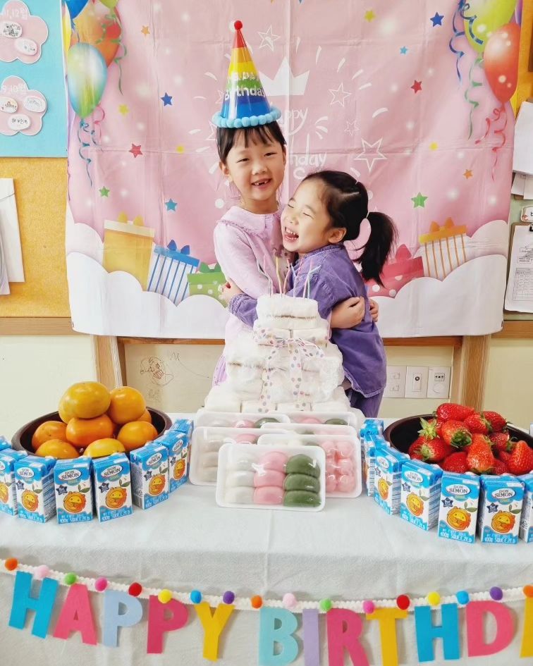 #20240210 #지난피드 #HBD

예린이의 8살 생일❤️
어린이집에서의 마지막 생일. 설날이 생일이라 양가 축하 듬뿍 받은 더욱 특별한 생일이었다🎂

불과 한달 전인데 고새 컸나보다. 올해는 덜 아프자. 올해는 더 건강하자. 사랑하는 내 딸😍 사랑해 사랑해

#생일축하해 #내사랑 #딸스타그램 #생일주간끝 #8살축하해