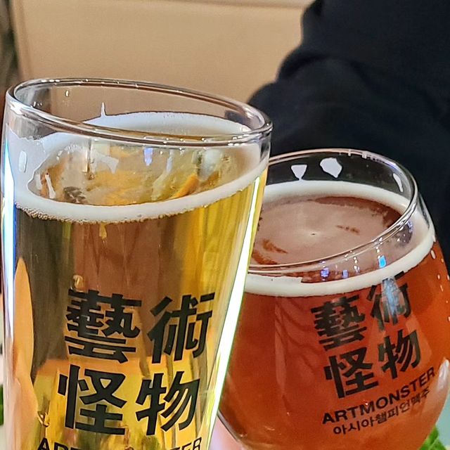 순간순간 일상의 맛있는 순간포착 on Instagram: "넘사벽 수제맥주 먹어본사람🙋‍♀️ 명동에 위치한 아트몬스터 명동점. 수제맥주 전문점답게 다양한 종류의 평소 접하기 힘든 맥주를 만날