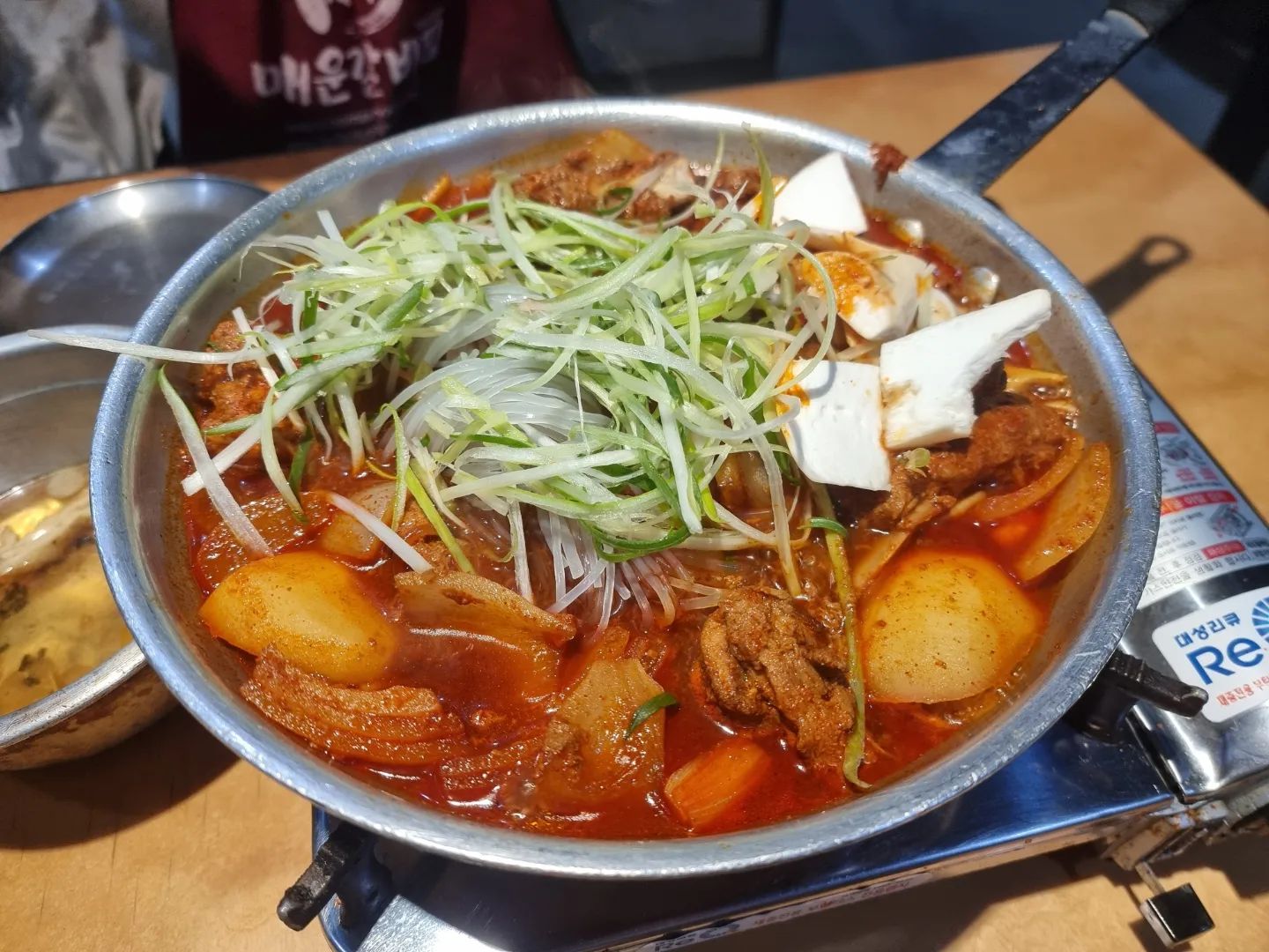 -

명절 후, 
매콤한 음식이 국룰💕

#매운갈비찜 이 생각나💭
오랜만에 #수원역  #노마세야 

아무리 매운 음식이 땡겨도
맵찔이는 역시나 
순한 맛으로 🙋‍♀️

신라면보다 매운 30% 
순한 맛 갈비찜이
맵찔이 입맛에 딱❣️
잡내 없이 중독성 있는 매콤함👍

매운 맛 중화해주는 
계란찜은 필수💛

마무리는 역시
실패 없을 치즈 듬뿍
 #치즈볶음밥 으로 강추😋

#수원맛집#갈비찜맛집#노마세야수원#수원역맛집