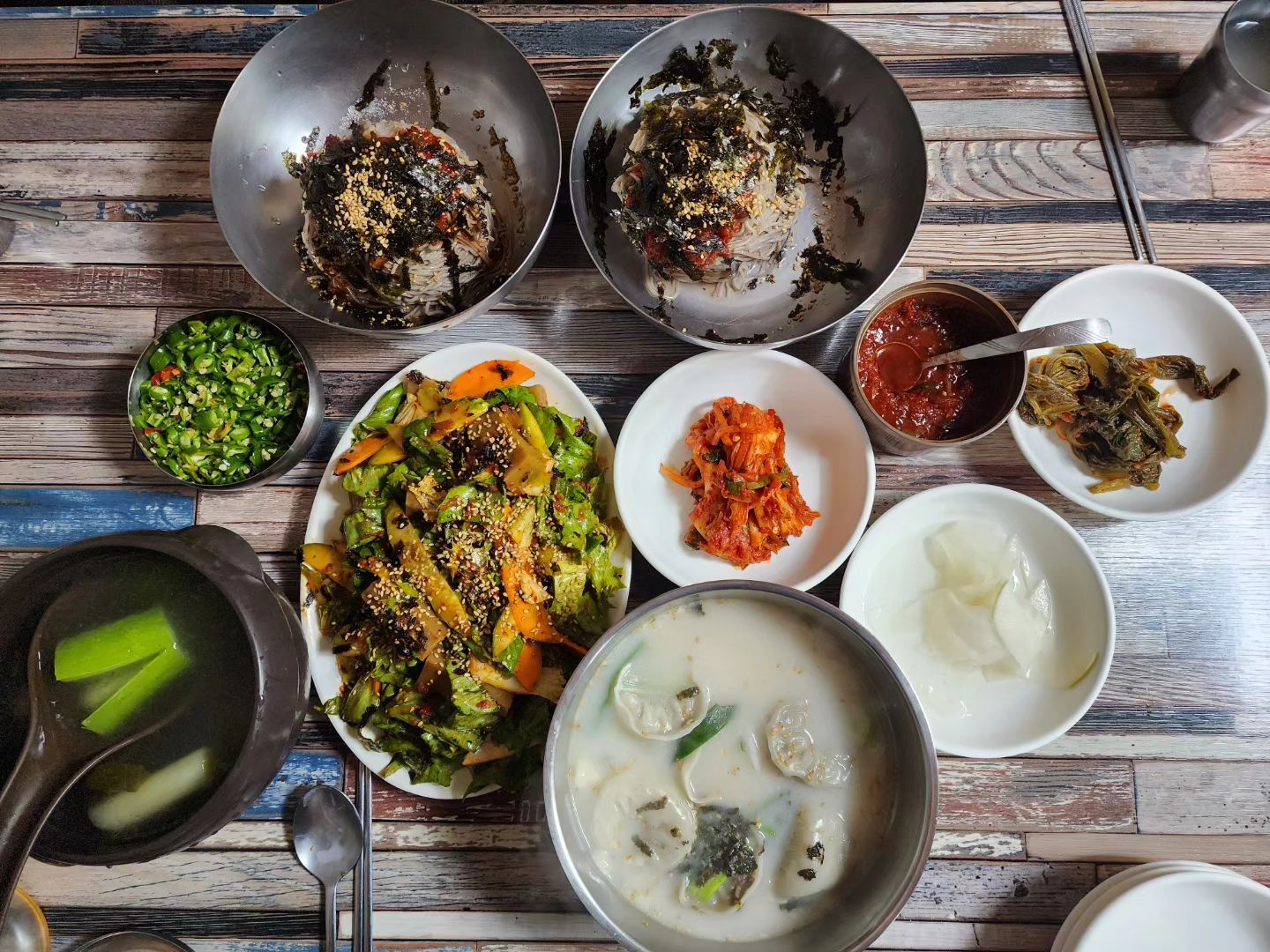 큰마당막국수에도 크리스마스가 왔다
춘천노포이자 막국수맛집 큰마당막국수

진짜 큰마당이 있어서 큰마당막국수인곳
시원한 동치미육수에 청양고추 듬뿍 뿌려서 먹으면
요즘같이 추운 겨울에도 땀을 뻘뻘 흘릴 수 있다

겨울 계절메뉴인 떡만두국은 사골육수 베이스라 구수하고
진한게 매력적이다

도토리묵은 겉절이처럼 막국수와 함께 먹으면 별미 👍 

설탕은 NO 청양고추, 겨자, 식초 듬뿍 강추

#큰마당막국수 #춘천막국수 #춘천막국수맛집 #춘천노포
#춘천현지인맛집 #춘천로컬맛집 #막국수 #도토리묵 #떡만두국 #춘천맛집 #춘천여행 #고독한대식가 #춘천 #강원도 #강원도여행