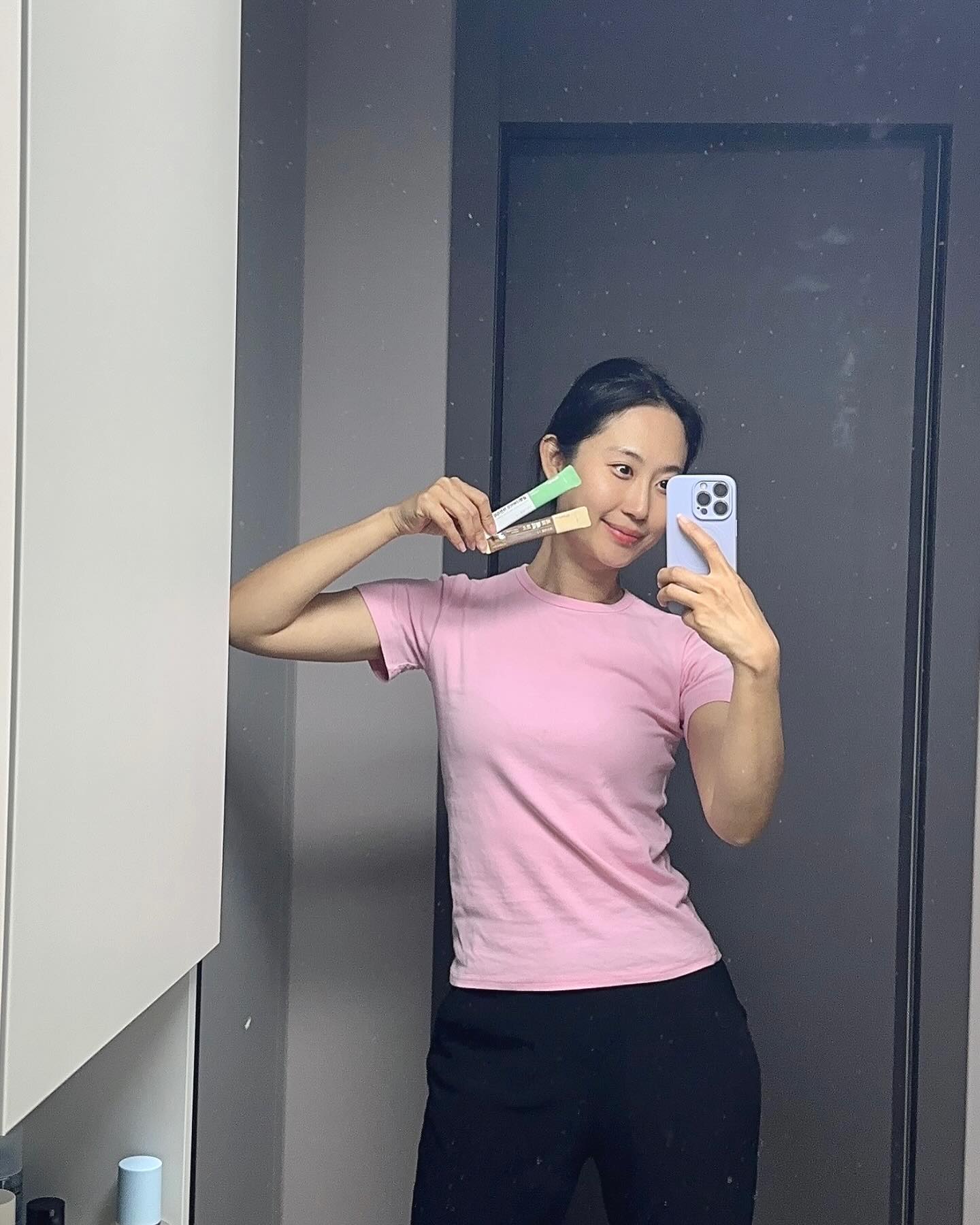 #협찬
자!자!자! 인친님들~
저 이제는 본격적으로 다이어트 해야할것같아요😆

평생 나에게 뱃살이라고는 없을줄알았는데!!!
40대가 되고부터 아주 차근차근 쌓여가는 뱃살때문에
앉을때 왜 배를 가리게 되는지 알게 되었다니까요😭

아직까지는 자켓을 입어도 되지만
조금만 지나면 자켓으로도 못가릴것같아요~

그래서!!2주간 [글램디 아랫배 관리 세트] 로 
본격적으로 뱃살 관리를 해보았써요!!

✔️식사전 푸룬환1포
✔️자기전 효소1잔
우리 이 정도는 할수 있잖아요?!

유산균과 식이섬유가 함유된 바로분해 효소는
임산부 인증까지 받은 온가족 효소예요🫶🏻
묵직하게 쌓인 장내 노폐물을 쑤욱 내려주는 푸룬환까지!!
이래서 연예인 대란템인가봐요!!

#제품제공 #글램디 #바로분해효소 #차전자피푸룬환 #차전자피 #푸룬 #식이섬유 #아랫배 #푸룬주스 #효소추천 #효소