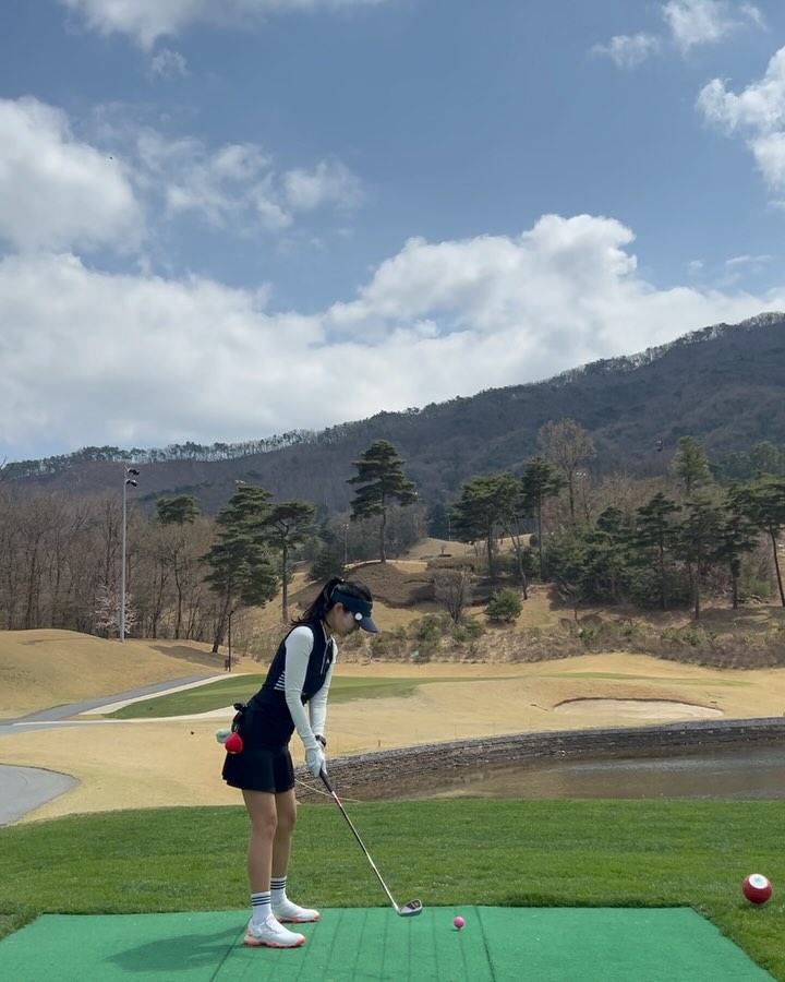 골프기록⛳️

로얄포레는 처음인데..사진만 잘 나오는 곳인걸로🥹
사진 예쁘게 찍고 싶으면 추천드려여ㅋㅋ

#골프스타그램#골린이성장일기⛳️#golf