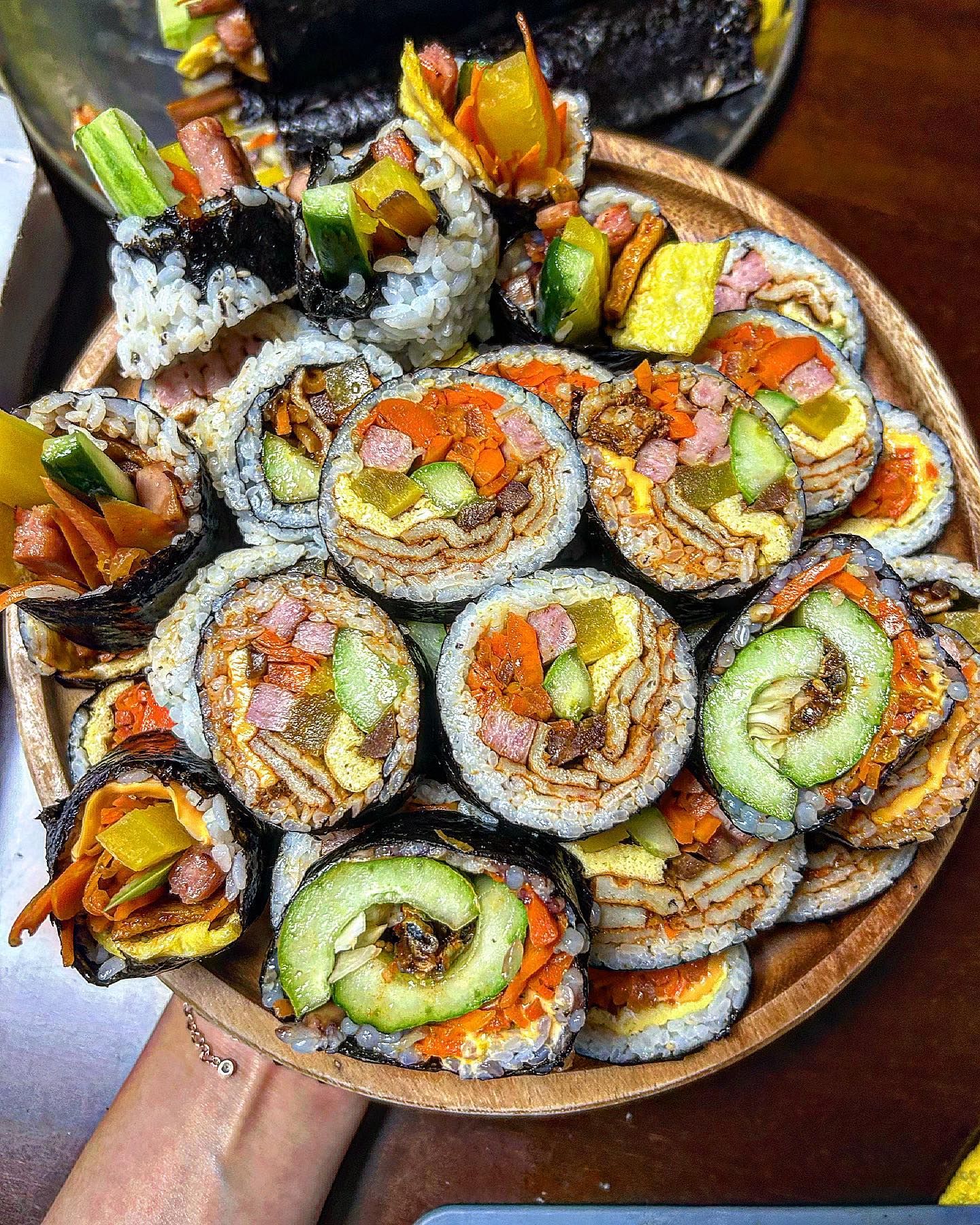 김밥에 오이 많이 vs 당근 많이
다이어터 동생과 아가리어터 언니가 싼 김밥은 내용물 부터가 다른데요? 곤약밥에 오이 많이 치즈, 멸치볶음이 들어간 #다이어트김밥 이거 생각 못했는데 생각보다 맛있어서 놀램 ㅇㅅㅇ.. 난 매운 어묵에 당근은 당근 많이요!! 가볍게 세줄 싸려다가 열 줄이나 싸서 두끼만에 다 먹기 오늘도 김밥집 놀이 성공 희희
⠀
#김밥 #김밥만들기 #김밥스타그램 #김밥레시피 #다이어트식단 #집밥스타그램 #김밥싸기 #저녁메뉴 #밥상 #밥상스타그램 #먹스타 #koreanfood
