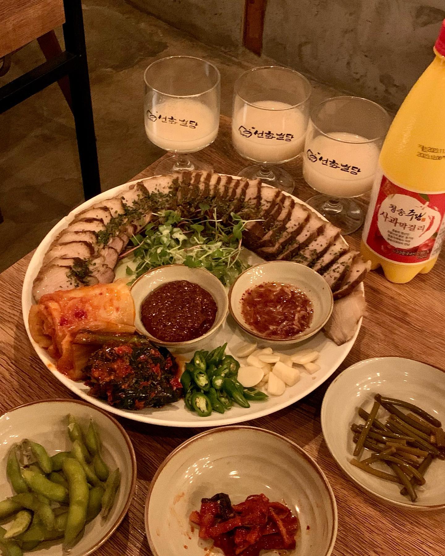 💛 #선화동술집 #선화별당 

대전 선화동에서 안주랑 막걸리 제일 맛있는 곳인 선화별당❗️

주택을 개조한 공간이라 고즈넉한 느낌 즐기며 막걸리 마시기 너무 좋은고야,,❤️

안주 퀄리티가 남달라서 한 번 오시면 다들 단골 될걸유~~? 

사과 막걸리랑 딸기 막걸리 마셨는데 달달하니 술 못마시는 분들도 가볍게 즐길 수 있었어요! 

연말에 모임, 회식하기 좋게 개별룸도 마련되어 있답니다😆

📍대전 중구 선화동 405-6
📍월-목 18:00 - 01:00 /금,토 17:00 - 01:00 (L.o 00:15)

#선화동맛집 #선화동막걸리 #대전막걸리 #대전막걸리집 #대전막걸리맛집 #선화동데이트 #선화동모임 #선화동회식 #대전회식 #대전모임 #대전데이트