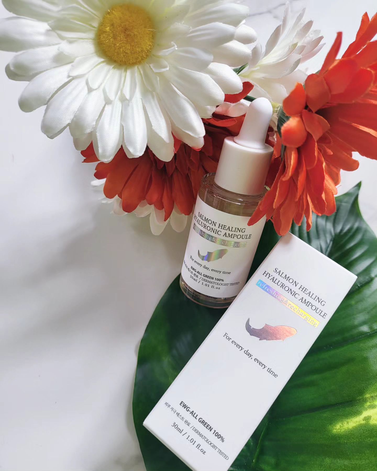 #협찬 respara.cosmetic #레스파라 #respara

수부지 피부타입이라서 항상 수분앰플이나
히알루론산 앰플을 자주 사용하는데요.
레스파라 살몬힐링 히아루로닉 앰플이 좋다고 
해서 이번에 사용해보고 소개 드리려고 합니다!

레스파라 살몬힐링 앰플은 PDRN과 병풀
추출물로 찾은 진정앰플로 민감피루를 빠르게
진정시키고 연어 PDRN과 히알루론산으로 
피부 탄력 에너지를 채워주고 있습니다!

용량은 30ml이며 병풀추출물, 연어 PDRN
10,000ppm+저분자 히알루론산10,000ppm, 
쇠비름 추출물이 함유 된 앰플입니다.
거기에 EWG All Green 등급에 저자극 테스트를
완료 한 제품으로 민감한 피부를 가진 분들도 
안심하시고 사용할 수 있습니다.

무향, 무색소 제품이라 저는 마음에 들었습니다.
제형은 스킨처럼 묽게 흐르는 제형이어서 흡수력이
너무 좋았고 끈적임은 거의 없으며 무겁지 않은
느낌이라 매우 만족스러웠고 피부 진정이 빠르게
되고 수분 충전까지 빠르게 해주어서 좋았습니다.

꾸준하게 바르고 있는데 피부가 민감해진 요즘 같은
계절에 빠르게 진정을 시켜주고 탄력관리에도 확실히
도움이 되고 수분 보충에도 만족스런 앰플입니다.

피부에 수분보충과 진정을 함께 되는 앰플을 찾으시는
분들께 강력하게 추천드리고 싶은 제품입니다!
.
.
.
#일상 #맛집 #힙합 #소통 #얼리어답터 #고양이 #뷰티 #제품 #연어앰플 #집사 #신상품나왔을땐 #08L