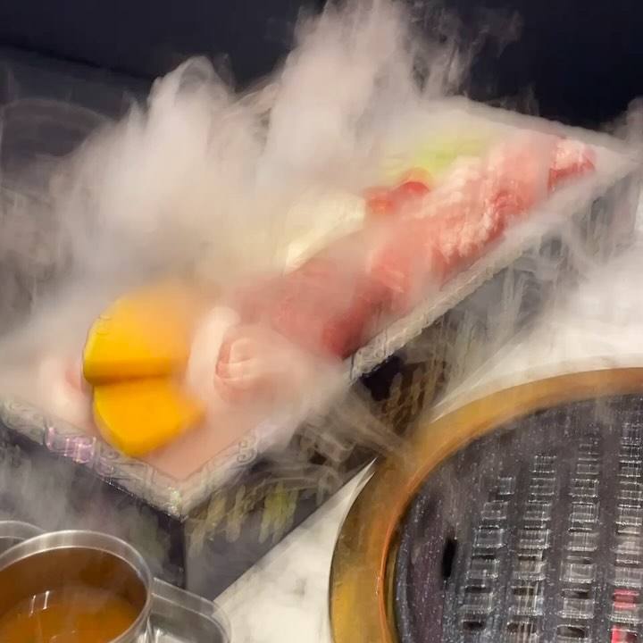 #협찬#제주고기집 #제주맛집 #제주서귀포맛집

제주 서귀포에서 돼지 맛집을 찾고 있다면, 돈백꽃 서귀포점을 강력 추천합니다! 올레시장 근처에 위치해 접근성도 좋고, 맛, 서비스, 분위기까지 완벽했던 제주 돼지 전문점이에요.

🍖 돈백꽃 세트메뉴 600g

꽃목살, 눈꽃삼겹살, 항정살, 가브리살, 늑간살까지! 다양한 부위를 한 번에 맛볼 수 있는 구성이라 제주돼지의 매력을 제대로 느낄 수 있었어요. 특히 워터에이징 숙성으로 고기가 부드럽고 풍미가 깊어서 감탄이 절로 나왔답니다.

👨‍🍳 직접 구워주는 서비스

사장님과 직원분들이 직접 고기를 구워주시고, 부위별 맛과 특징을 설명해 주셔서 정말 편하게 식사를 즐겼어요. 고기를 굽는 동안 반찬을 즐기거나 대화에 집중할 수 있는 점이 너무 좋았어요.

🌟 쾌적한 매장 & 프라이빗한 공간
매장은 깔끔하고 테이블마다 칸막이가 있어 프라이빗한 식사가 가능했어요. 단체석도 마련되어 있어 가족 모임이나 여행 중 친구들과의 방문에도 완벽한 장소예요.

🌶 밑반찬 & 후식

양파절임, 마늘, 백김치, 쌈 등 기본 반찬부터 두부찌개까지! 고기와 함께 먹는 반찬도 하나하나 정성스럽고 맛있었어요.

📍 위치 & 접근성

돈백꽃 서귀포점은 서귀포올레시장, 이중섭거리, 천지연폭포, 새연교 등 주요 관광지와 가까워서 식사 후 관광 코스로도 딱이에요.

💰 가격 & 가성비

600g 세트메뉴가 55,000원으로 다양한 부위를 맛볼 수 있다는 점에서 가성비가 훌륭해요. 제주 돼지를 제대로 즐기고 싶다면 후회 없는 선택입니다!

제주 여행 중 특별한 돼지 맛집을 찾는다면 돈백꽃 서귀포점을 꼭 방문해보세요. 맛과 서비스, 그리고 편안한 분위기에 100% 만족하실 거예요!

#제주서귀포고기집 #서귀동맛집 #서귀동삼겹살 #서귀포칼호텔맛집 #천지연폭포맛집 #제주새연교맛집 #올레시장흑돼지 #서귀포흑돼지 #서귀포맛집 #서귀포고기맛집 #돈백꽃 #돈백꽃서귀포점