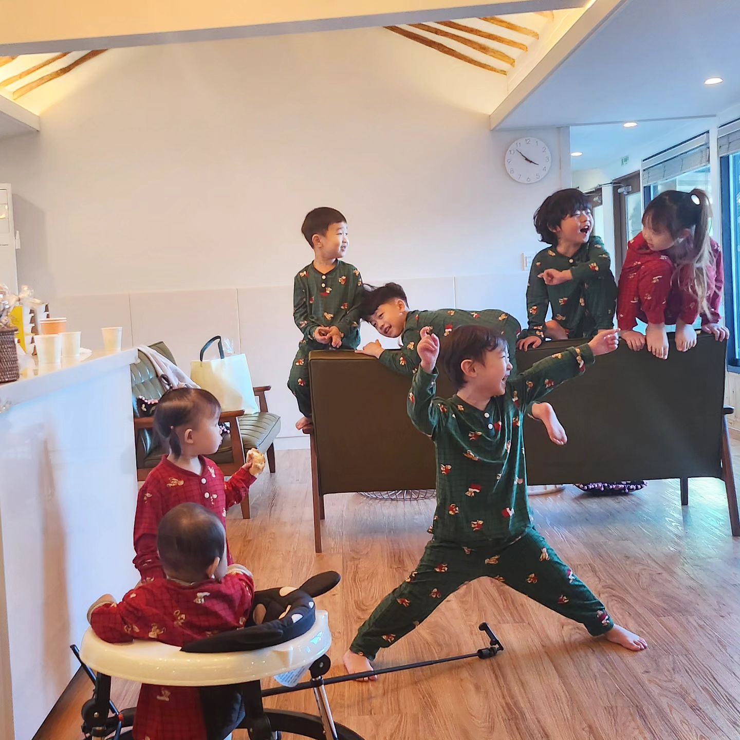 엄마진짜행복해요
재준이의오늘의말

엄마들은정말
대혼란속에
이게맞나수백번생각
ㅋㅋㅋㅋㅋㅋㅋㅋㅋㅋ
그래도 아이들이 너무좋아하고
현지가숙소를완볃한곳을잡음
너무흥분해서 
......쪼매힘들었지만
그래도 뭔가 
매번놀이터에서 수다떨며
친해진엄마들이랑
일박여행이 사실 쉽지않은데
서로의매력에더더빠진듯
단체티입고 아련해진 나
ㅋㅋㅋㅋㅋㅋㅋㅋㅋㅋㅋ

수은이랑 유나가 당일에 
일있어서빠진게 유일한단점이였넹

#두광파#다음모임은봄인가#고령풀빌라#고령여행#고령숙소#단독풀빌라#한옥펜션#고령#놀이터친구들