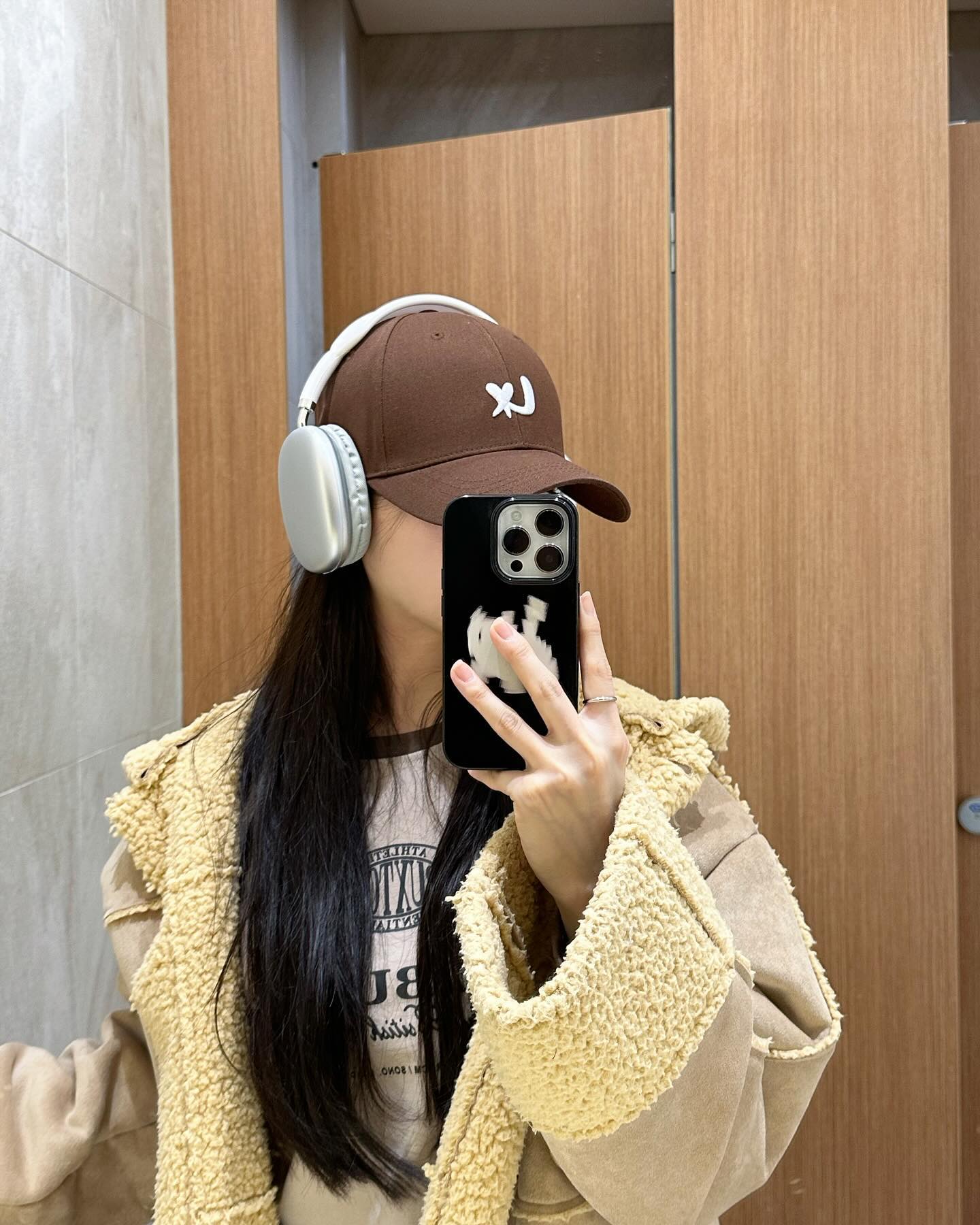 #협찬 letxy_official 
갈색 깔 맞춤 어떤데!🐻🤎 
모자 핏 맘에 들엉🤭