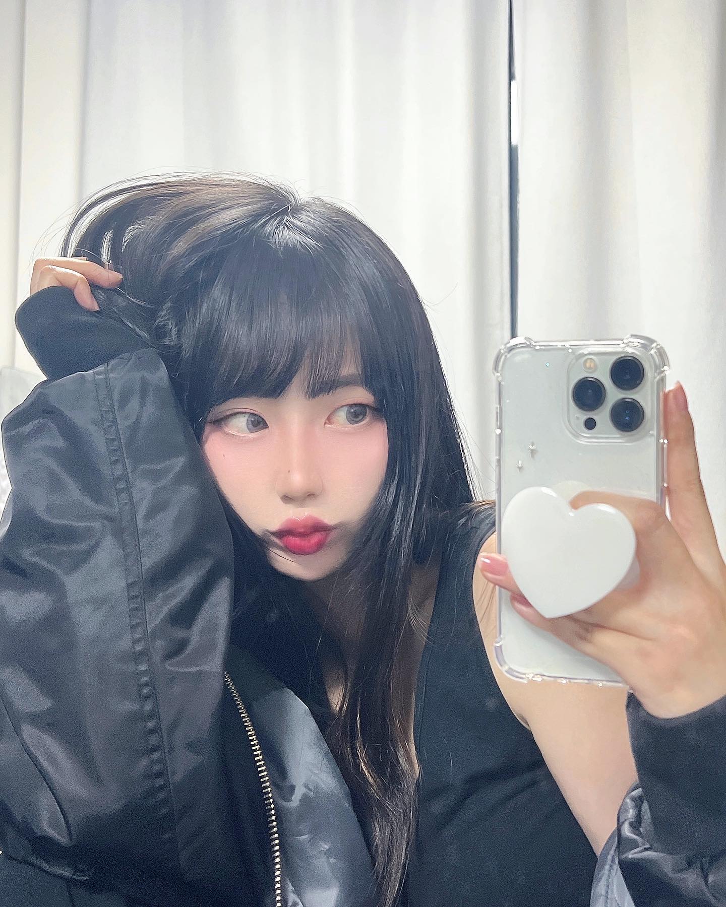 내 요즘 폰케이스 🤍
모서리 완전 튼튼하구 
투명케이스에 디테일 디자인이 중간중간 있어서 
더더욱 완전 맘에들음ㅋ.ㅋ 

패키징도 넘 정성스러워서 
크리스마스 여친 선물로 딱일듯🎁🌲

스타일 바운더리 넓은 사람들은 은근 폰케이스 고민인데 
페미닌부터 힙스타일까지 다 매치 가능할 것 같됴?😘

핸드메이드 제작제품인데도 가격도 넘 착해요,,♥️
hinini___ 

#폰케이스 #폰케이스추천 #아이폰케이스 #갤럭시케이스