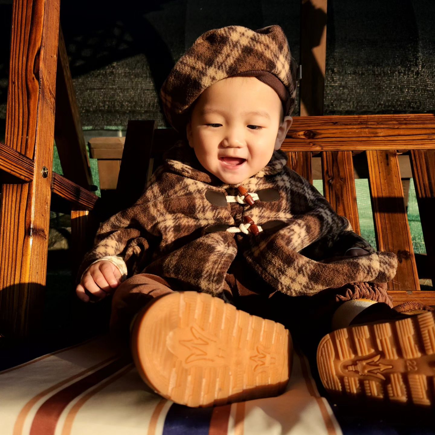 𖤐👶D+460~1ෆ

어제는 엄마 쉬는날이라 예쁜 체크옷으로 명탐정 컨셉으로 그네타다 등원 기분좋게 있다 차타면서 징징대긴했지만 잘 등원해서 검은 색지에 솜을 붙이기를 했는데 부드러운 솜을 손으로 만져보며 느낌을 느껴보고 탐색해보았는데 별이는 솜 느낌이 좋지 않은지 몇 번 만지기를
시도하더니 손으로 얼굴을 가리는 모습을 보이며 고개를 도리도리 하는 모습을 보여서🫣 별이는 검은 색지 위에 솜 붙이기를 못했다고😭😭
대신 솜을 동그랗게 만들어 눈 내리듯이 하늘에서 뿌려주자 바라보며 즐거워하며☺️ 웃었다고~ 그리고 자러가는걸 아는지 가자고 하면 양치질후 할비함미께 90도인사하고 빠이빠이도하는 이쁜녀석이지만 올라가는 계단을 안전문을 타넘는건 기본 이젠 기어서가 아닌 형아들처럼 걸어서 오르내리기 시작한건 안 비밀🤭 오늘은 검은 색지 위에 색연필로 끼적이기를 해보았는데 노란색 색연필로 검은 색지 위에 별을 그려주자 별이는 관심을 보이며 끼적이기를 열심히 하는 모습을 보이면서 색연필을 잡고 색지 위에서 팔을 빠르게 움직이며 쓱싹쓱싹 끼적이기를 하였다고 끼적이기 한 도화지를 한참 동안 감상하듯 보며 뿌듯해하듯 미소를 짓는 별이였다고😍 몇주째 감기로 아프고나서 살도 빠지고 잘 안먹어 걱정했는데 요즘 간식도 밥도 집에서든 원에서든 잘먹고 잘놀고 잘자줘서 부쩍 하루가 다르게 크고 표현이나 말도 늘면서 자기주장과 고집도 덤으로 늘었지만 그래도 뭐든 하는행동이나 이쁜짓을 찾아서 하는 너를 어찌 안 예뻐할수 있겠어!! 형아들 괴롭힘속에서도
강하게 크는 우리 막둥이 넌 사랑이야❤️

#사랑해한별아❤ #우리집보물💕