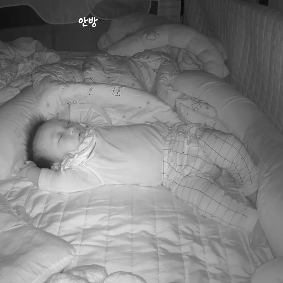#
만세
오늘도 어제처럼 6시간 넘게 푹자줘
요즘 많이 찡얼대고 많이 웃어주고
기저귀갈기도 힘들어졌지만
사랑스러워 미치겠는 아들

#8개월아기 #8개월 #8개월아들 #통잠