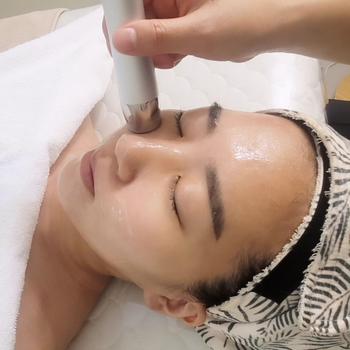 #협찬
해밀동 첫 번째 피부관리실 #한울에스테틱 다녀왔어요!
예약하면서부터 약도와 함께 오는 길을 설명해 주셨던 꼼꼼하고 센스 있으신 원장님 .. 💓

건조한 날씨에 피부까지 같이 건조해져서 물방울 초음파관리를 받았는데 관리 후 며칠이 지난 지금도 속에서부터 촉촉한느낌 가득한 물광 반짝이는 피부가 되었답니다 🫧

요즘들어 트러블이 올라와 있는 제 피부에 맞추어 관리해주시고
기계로만 끝나는 관리가 아닌 데콜테까지 테크닉을 같이해주셔서 관리받는데도 너무 편안하고 시원해서 잠이 솔솔 💤 

오픈 이벤트로 첫 방문 50% 할인 중이니 방문해보시면 너무 좋을 것 같아요! 추천 추천 🫶🏻
#해밀동피부관리 #세종시피부관리 #도담동피부관리