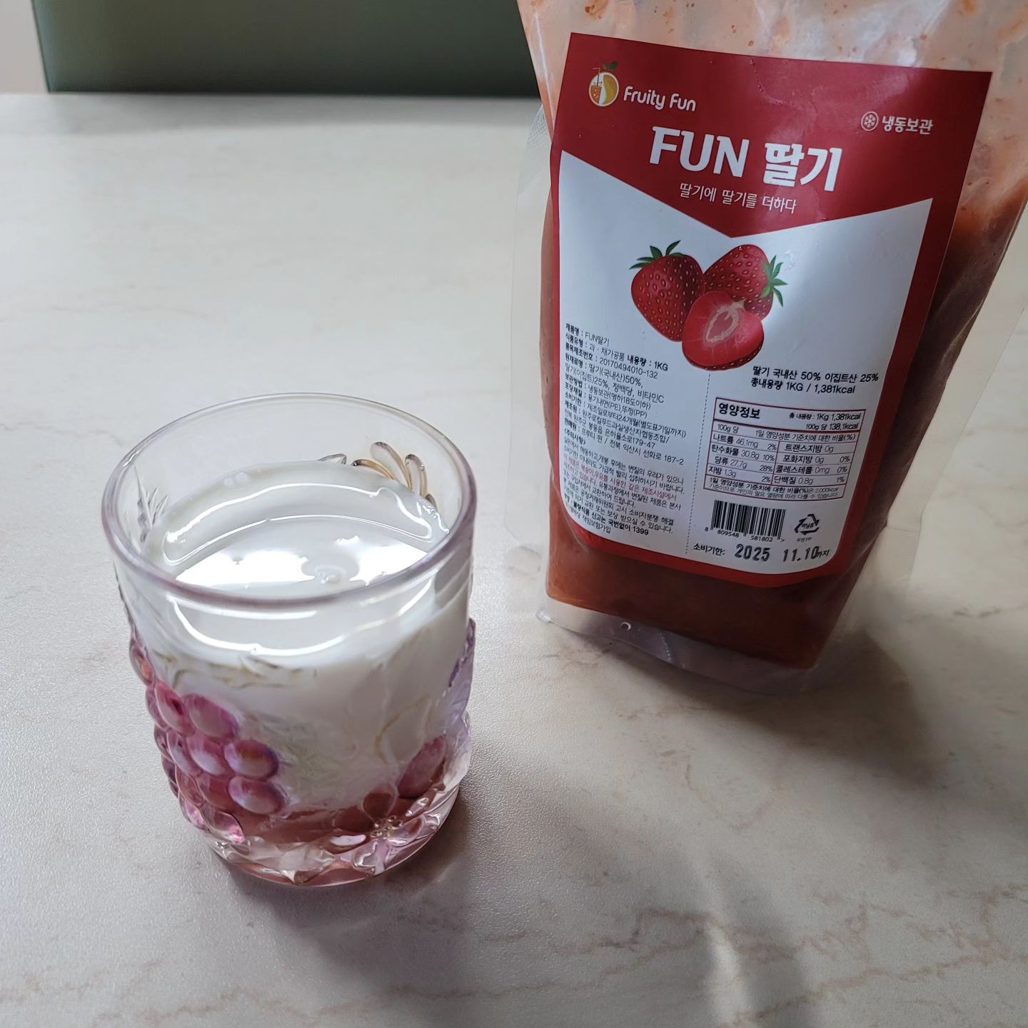 [ 프루티 펀 fun딸기 체험리뷰 - 와디즈펀딩중 ]

프루티 펀에서 펀딩중인 fun딸기에요 🍓
딸기청인데 진짜 곱게 갈은 딸기청이에요 ㅎㅎ😍
일단 저는 딸기라떼에 너무너무 진심인 사람이라서 오자마자 딸기청을 엄청 해먹었어요 

전에 먹었던 다른 딸기청은 잼맛이 너무 강하고 잘 섞이지도 않고 무겁고 진득해서 먹기 힘들었는데ㅠ😭
❤️프루티펀 Fun딸기는 진짜 곱게 갈려있어서 애기들이 목에 걸릴일도 없고 잼맛도 적게나고 특히 덜달아요! 제가 단맛을 너무 좋아하지만 음료가 너무 단건 힘든데 적당히 달달해서 우유에 넣어도 적당히 달고 바나나랑 딸기청 우유 이렇게해서 만들었는데 잘 어울려서 맛있어요 ><🍓

🍓국내산 딸기 50% + 이집트산 딸기 25 % 황금배합률로 산미,향,당도를 조절해서 그런지 더 맛있어서 자꾸 먹게되더라구요
게다가 깔끔한 환경에서 만들고 HACCP인증까지!👍🏻

현재 라떼만 도전해봤는데 담에 시원한 탄산수에 딸기에이드도 해먹어보려구요
너무 매력있는 Fun딸기 딸기청이라 자꾸 손이 가요 😍❤️

#프루티펀 #Fun딸기 #딸기청 #와디즈 #와디즈펀딩중  #와디즈추천 #딸기라떼 #홈카페 #딸기에이드 #딸바 #딸바주스 #🍓 #haccp #집에서 #라떼 #홈라떼 #딸기 #간식 #아이들간식