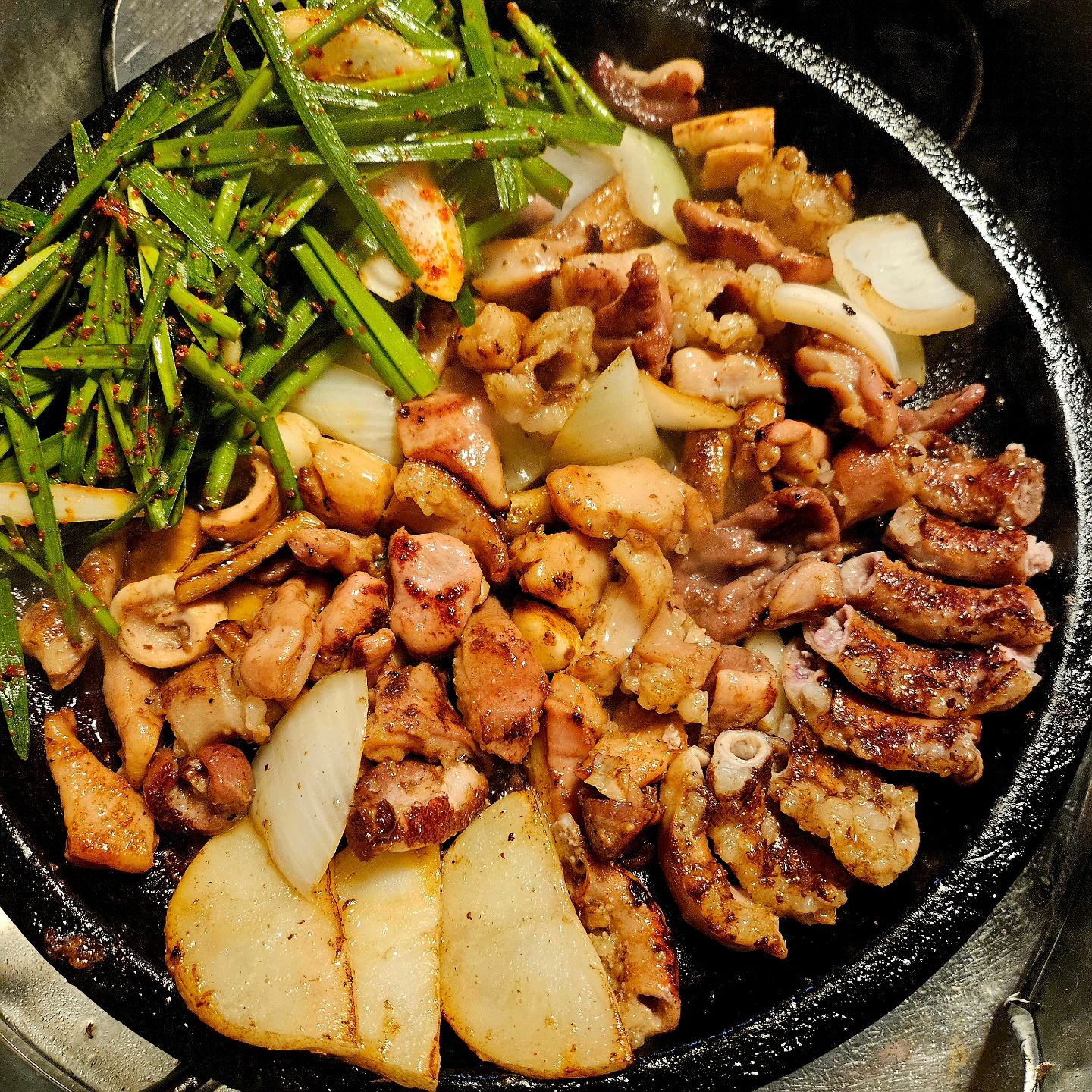 의정부 웨이팅하는 소곱창 맛집⠀
⠀
오픈런으로 4번째 입장⠀
⠀
한우생곱창모듬 48,000원⠀
⠀
여자셋이서 두판 뿌셔뿌셔⠀
⠀
직원분이 구워줘서 편하게 먹기만⠀
하면됨☺️⠀
⠀
확실히 사람들이 많아서 곱창이⠀
아주 질기지도 않고 신선 그 자체⠀
⠀
곱 가득하고 꼬숩고 말다했지 뭐⠀
⠀
간만에 맛있는 곱창 먹어서 행복쓰❤️⠀
⠀
⠀
#깡통돌곱창#의정부소곱창#의정부소곱창맛집#소곱창맛집#소곱창맛집추천#의정부맛집