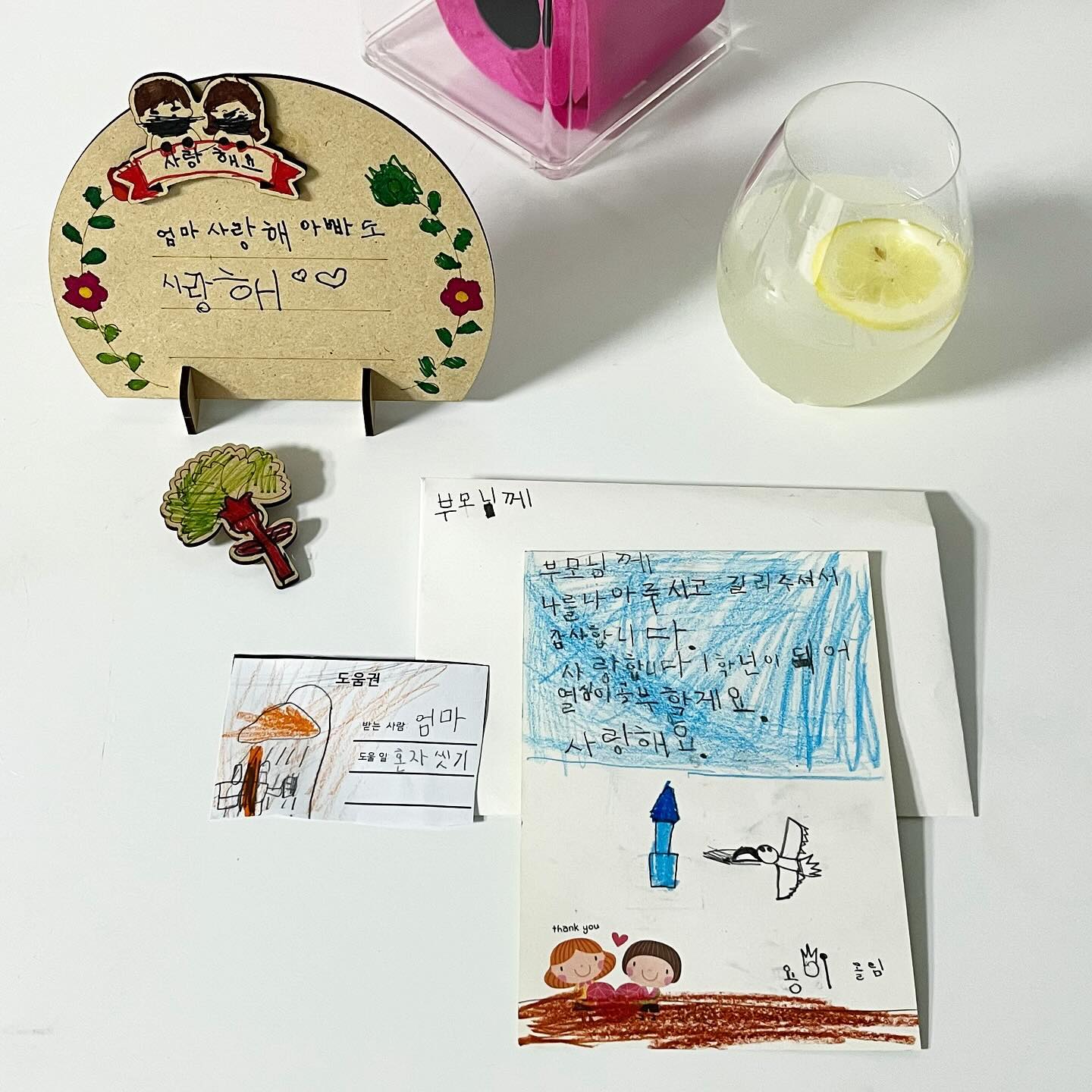| #어버이날
⠀
전날부터 편지, 선물을 하나씩 꺼내온다
자기 전엔 “원래 내일 줘야하는건데 빨리 주고싶어서”
라고 이야기하는 우리집 귀염둥이👦🏻🩵
⠀
