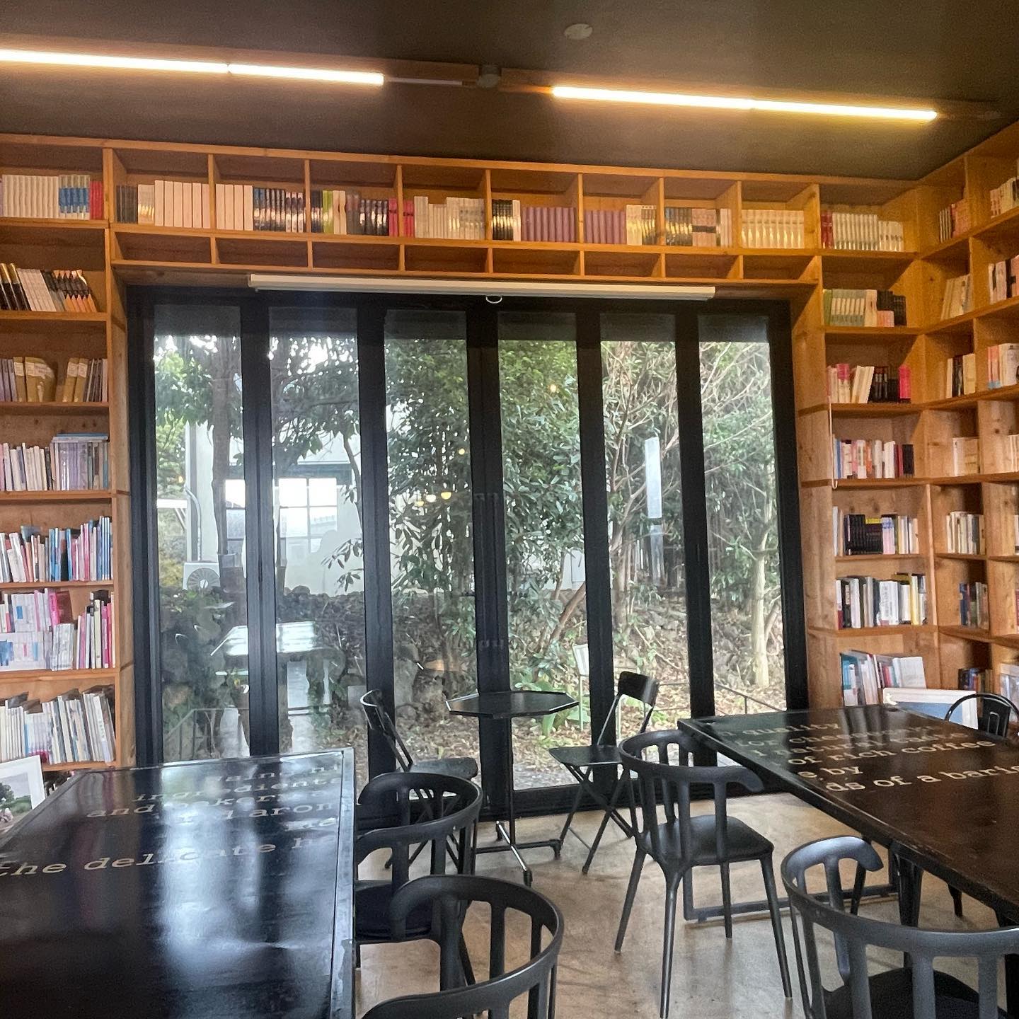여행가면 빠지지않고 들리는 서점📚📖
이른시간은 소규모책방들이 닫아서 아쉬웠다는🥲
#북살롱이마고 넓구좋았다 담엔 느긋히 읽구와야지😃🔖