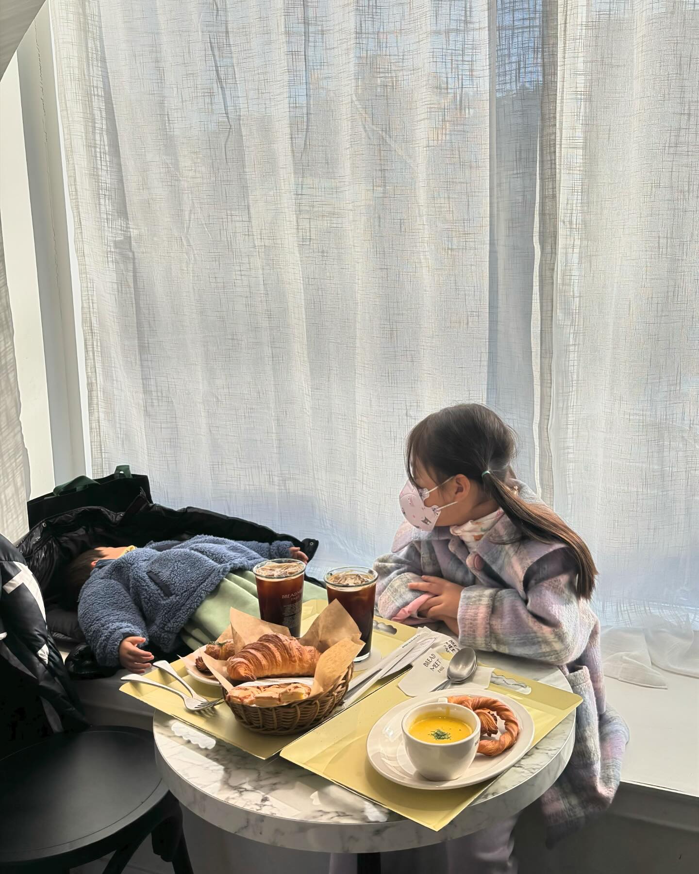 아무데나 누워자는 아덜 그리고 청개구리 7살 딸 ,, 간만에 카페 왔 는데 갬성 없나??? 표정머야??