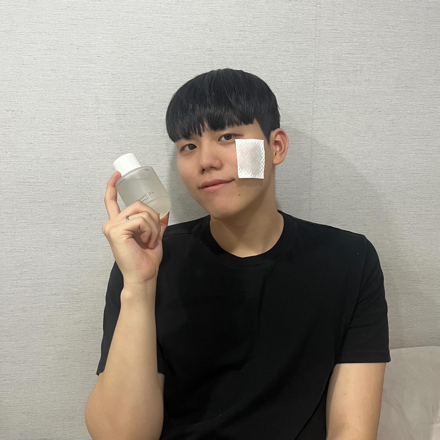 #광고 겨울철 촉촉하고 향기로운 스킨케어 제품을 찾는다면? odyssey의 라이트하우스 제품들 어때요😉

스킨케어에서 달콤한 네롤리와 그윽한 앰버우드 향이 섞여 호불호 없이 누구나 좋아할 만한 은은한 향을 풍기고, 나에게서 풍겨지는 향이 매력적이라 스스로에게 심취하게 돼요!
바른 후 산뜻하며 끈적이지 않고 마무리감이 뽀송해요. 또, 자고 일어났을 때 피부가 전보다 더 촉촉해지고 더 하얘진 변화를 느꼈어요 :)

평소 피부 수분 보충을 원하거나 주름에 걱정인 분들에게 추천드려요☺️

odyssey_skincare

#협찬 #오딧세이 #챕터파이브 #라이트하우스 #슬로우에이징 #남성스킨케어 #항산화 #광고 #팔로우 #좋아요 #일상 #소통 #일상스타스램 #선팔 #맞팔 #00 #겨울