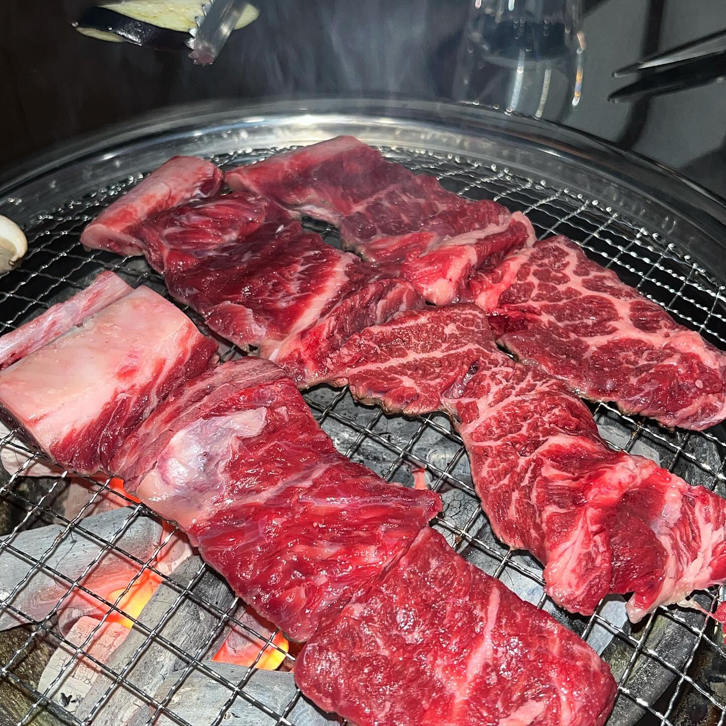 수유에 생긴 존맛도리 소갈비집🔥🔥
#협찬#수유#정대포소갈비

드디어 수유에 갈만한 소갈비집이 생겼어요!
국내산으로 직접 마장동에서 공수해오는거라
신선하고 퀄리티 말모 역시 좋구여
맛은 달달하고 단백 입에서 녹아용🤌🤌
왕소갈비 한판 : 500g 50,000원으로
가성비 미쳤어요!! 다른집보다 좋은 퀄리티로
맛까지 보장이라 술 마시면 안 됐는데
술 한 잔 땡기길래 바로 마셔줬습니다^.^
수유에 고기집 찾으시는분들 정대포소갈비
꼭 들려보세요!!!🔥🔥

🎈수유 정대포소갈비
시간 : 16:00-01:00
위치 : 수유동 221-22