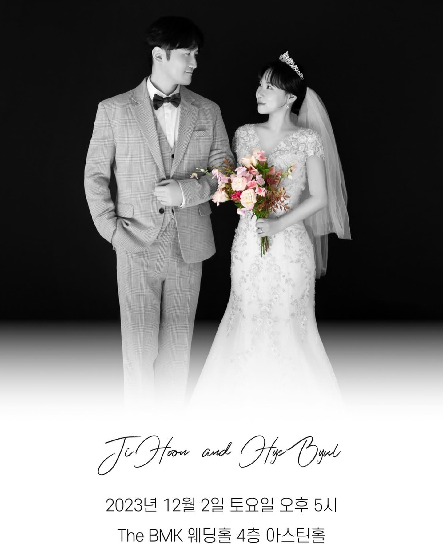 2023.12.02. 저 결혼해요🤵🏻👰🏻‍♀️✨
여러 시간을 함께하면서 신뢰감이 쌓이고,
그렇게 서로에게 스며들어 저희 두 사람 결혼합니다,,🤍

연락드리고 싶은 분들이 너무나 많지만
소중한 주말 행여나 부담스럽거나 불편하실까 봐
조심스러운 마음에 초대하지 못해 혹시라도 서운하거나 
섭섭하신 분들이 계시다면, 넌지시 연락 주세효,
죄송하면서도 감사한 마음으로 넌지시 초대하겠습니다,,ᵔᴥᵔ

하나하나 제 손을 거쳐서 준비하고 확인되어야만 안심이 되는 저는
11월 들어서는 깊게 잠을 자본 게 언젠지 모를 정도로 힘들었어요
행복하려고 하는 결혼인데, 무엇을 위한 힘듦인지 모른 채
그 과정들에 제가 너무 지쳤었네요
그래서 미처 다 챙기지 못한 분들, 미흡한 부분들 너그러이 이해해 주셔요,

옆에서 묵묵히 같이 고생한 울 지훈씨, 
앞으로도 우리 지금처럼 재밌게 잘 지내봐요🩵

기도해 주시고, 격려해 주시고 
축하 연락 주시는 분들도 모두 다 감사드립니다🙏🏻✨
Thank you, Lord!

#결혼