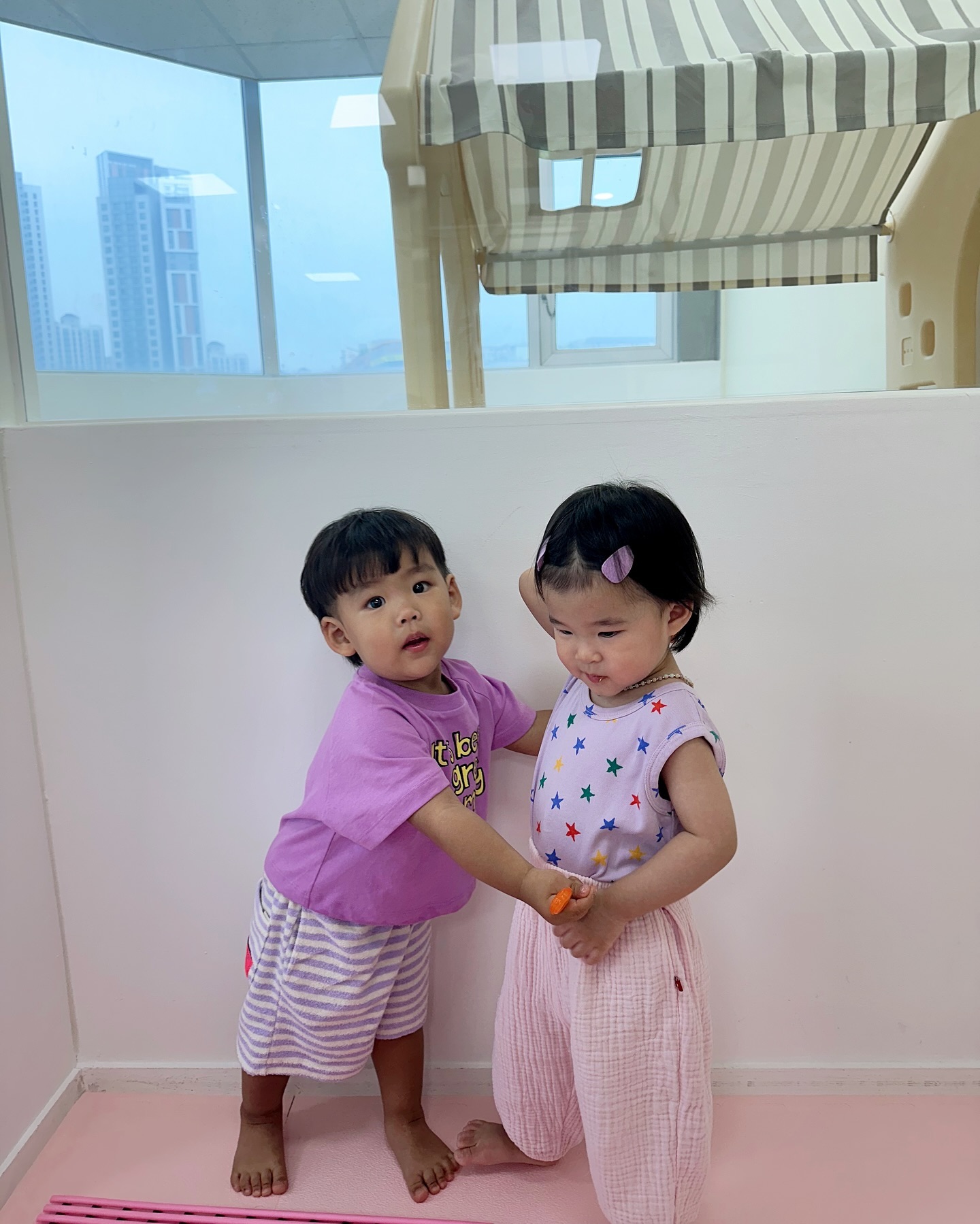 #마이써누 D+637

분명히 모래 키즈룸 대관했는데 제대로 셋이 찍은 사진이 없음^^^^^아니 그냥 셋이 사진 찍기가 힘드러,,,, 포기~
존잘 시크남 샤니와 
써누랑 에너지 비슷한 아들같은 이오뉴ㅋㅋㅋㅋㅋ(언니 힘내..)
한시간 연장하길 잘했고 얘기하면서 시간 순삭 😇
펜션 빨리 예약하자🤍멀리까지 놀러와조서 고마워요🫶🏻