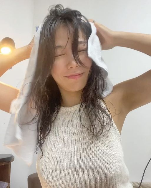 수인 서 on Instagram: "#협찬 @ninemila_official

요즘 고민!!비어보이는 내 정수리..
분명 어렸을땐 고무줄이 터질만큼 
머리숱이 많았는데..
어린시절 새아파트 들어가며 찾아온 새집증후군으로… 지루성피부염과 두피염 달고 살던 나의 학창시절
풍성한 머리가 한올한올 사라지더니..휑🍃
더 늦기전에 관리를 해야겠다생각하고 이런저런 방법을 찾아봤지만 
꾸준히 그리고 당장할수 있는 방법으로 선택한 나인밀라 맥주효모 두피 영양 엠플!!!
맥주효모 추출함량이 
국내최다 52.9%
우선 비건 인증이라 넘 맘편하구
지인~~~~~짜 시원함!!
두피만 때서 냉동고에 얼려두는 느낌??? 요것만해도 더위가 가심
두피관리도 관리지만 두피시원해지는 요 마라맛 중독성!!
중독되서 머리 감자마자 요즘 가장 먼저 찾는 두피 세럼!!
나이가 들수록 풍성한 머리숱이 
미모의 한부분을 차지 한다는거 너무 공감!! 엄마들이 사자머리 볼륨하는 이유 너무 알겠음!!
늦더위에 익어가는 내 정수리☀️시원하고 깔끔하게 두피관리해서
고뮤줄 다시 터져보자!!
나인밀라 샴푸는 산후조리원에도 입점해 있다니 !!성분 무조건 인증된 제품 나인밀라 공식홈페이지에서 만나볼수 있어요!!

#협찬@ninemila_official

#나인밀라 #카밍비어두피세럼 #두피세럼 #헤어토닉 #두피에센스 #두피케어 #두피영양제"