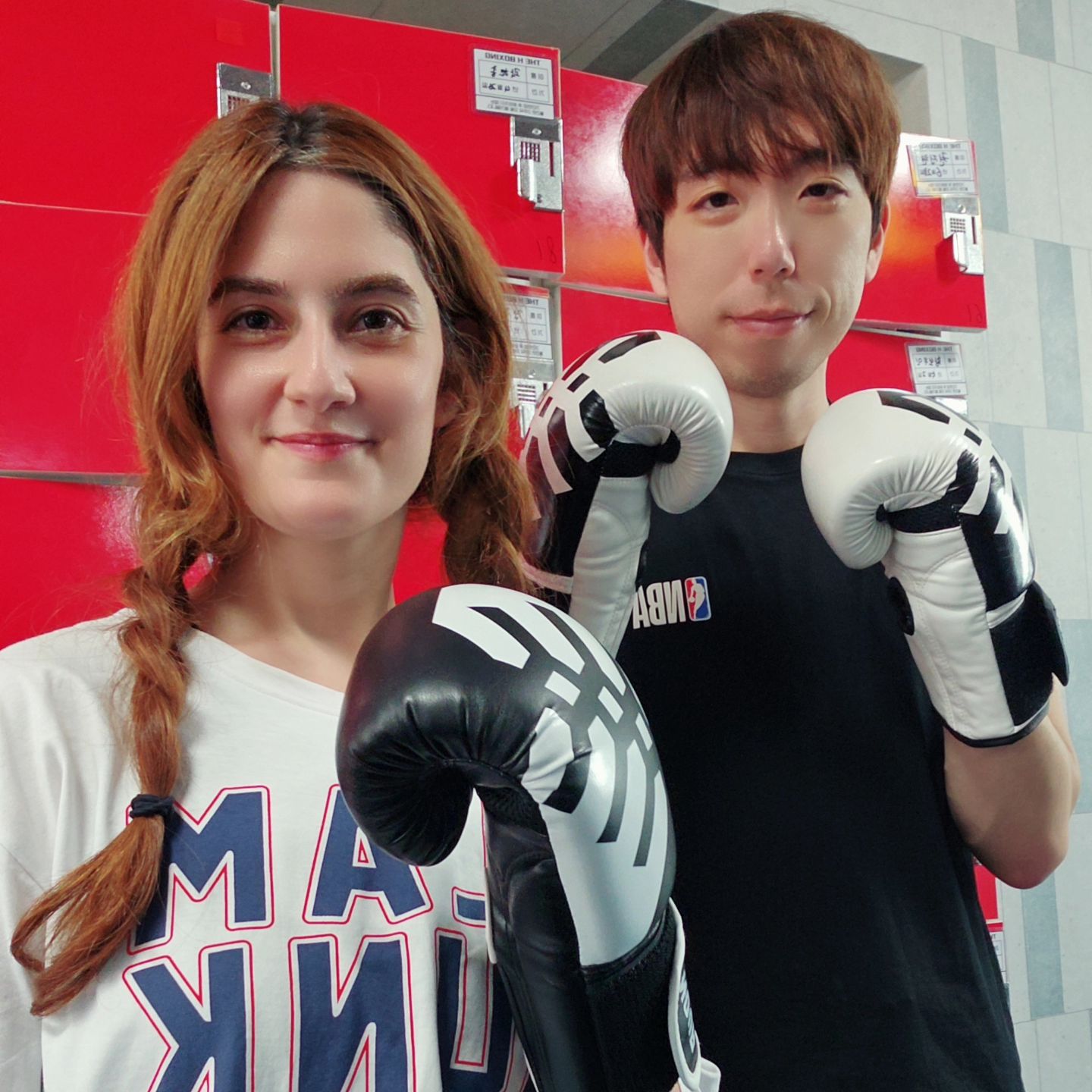 #협찬
🥊복싱은 배울수록 재미있어요~

💪다이어트에도 도움이 되고 좋은 것 같아요!
🥳이벤트로 붕대나 마우스피스 준다고 하셨는데 글로브를 끼려면 붕대가 필요하다고 해서 붕대를 받았습니다~

🥊🥊 권투 배워보세요~^^🥊🥊

the_h_boxinggym 감사합니다!!!❤️🩷💕🥳🥳🥳

🥊بچه ها من اومدم بگم که ما همچنان بوکس کار می کنیم و خیلی ورزش جذاب و پرهیجانیه!

🤣🤣به مربی گفتم یواشکی چند تا فن بهم یاد بده که رو جیهون پیاده کنم! ولی به جیهون یاد نده🤣😅😅🤣

🤩من نزدیک چهار  پنج ماهه که برای اولین بار در زندگی ،ورزش و  رژیم سلامت و  به صورت مداوم و تقریبا هر روز انجام می دم!

🤸‍♀️🏃‍♂️توی خونه یوگا و بدن سازی و بیرون هم تنیس،بوکس و دویدن!
سعی می کنم تا می شه تو خونه غذا بخورم و بیرون هم زیاده روی نکنم!

🥳هیچ وقت فکر نمی کردم که انقدر ورزش و رژیم سلامت روی بدن،روان و روحیه م تاثیر بذاره و انقدر از این نوع زندگی خوشم بیاد،چون همیشه تا یه مرحله می رفتم و ول می کردم،اما این بار خیلی رو خودم کار کردم و با اینکه می دونم راه درازه ولی خوشحالم که واردش شدم! و اصلا حاضر نیستم ولش کنم!!(وقتی می گم ول می کردم یعنی بالای صد بار شروع کردم و ول کردم!)🤣

💪خیلیییی پیشنهاد می کنم که ورزش و به صورت تفریحی و رژیم تا حدی سلامت خوری و  شروع کنین و تاثیراتش و (البته بعد از چند وقت) توی زندگیتون ببینید!!💪

🩷لطفا اگه تجربه یی دارین با ما به اشتراک بذارین که استفاده کنیم!!

‼️پانوشت : یه گله دارم از مدارس که زنگ ورزش و جدی نمی گرفتن،به ما هیچی یاد نمی دادن و ما هم از خدا خواسته توی حیاط دور هم می نشستیم و حرف می زدیم!!🤦‍♀️ واقعا آموزش و پرورش مهم ترین بخش زندگی بچه هاست!!!! 

#수지복싱 #수지킥복싱 #수지다이어트복싱 #수지복싱PT #수지복싱레슨