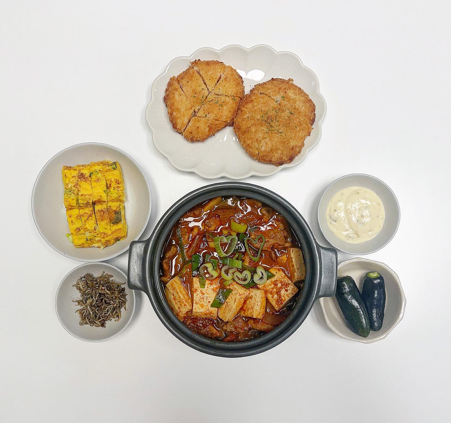 오늘 예랑이 저녁 🍚

➜김치찌개,새우까스,계란말이,멸치볶음,가지오이고추 

요즘 날이 넘 더워서 예랑이가 
입맛이 뚝 떨어졌나봐요🥲 
먹고싶은걸 물어봐도 먹고싶은게 없다해서 
구냥 집밥해줬어용 -! 
새우까스는 마켓컬리에서 샀는데 
진짜 새우살이 통통하게 들어있어서 
에프에만 돌리면 끗이예여!!🫶🏻추천추천
김찌는 돼지고기 넣어서 칼칼하게 끓이깅 !
가끔 대파썰면 저렇게 하트모양이 있더라고여 🤭
넘 귀여워서 찍어봤어요 ㅎㅎㅎ 헿 
그리고 가지오이고추 >_< ! 
가지 색깔이라서 가지오이고추라고하네욤 😆

이번주 주말엔 예랑이 몸보신좀 해줘야겠어요 👊🏻!

#먹팔 #오늘저녁 #오늘뭐먹지 #김치찌개 #새우까스 #소통 #홈쿡 #맛스타그램 #먹스타스램 #집밥 #집밥기록 #요리 #요린이 #일상 #좋아요반사 #좋테 #신혼부부 #예비부부
