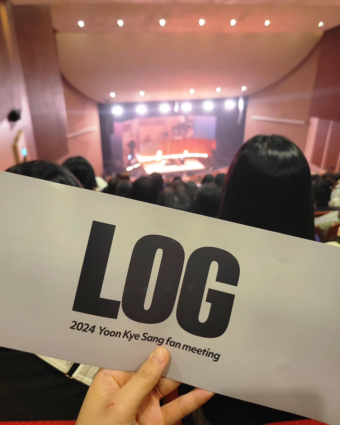 𝑷.𝑺.𝒀 𝖋𝖆𝖓 𝖌𝖔𝖉 𝒔𝒕𝒐𝒓𝒚

윤계상 팬미팅 LOG
진짜 오랜만에 하는 팬미팅이라 두근두근 (사실 또 언제 할지 모름ㅋㅋㅋ)
늘 나눔만 받다 처음으로 나눔에 동참!! 이거 은근 재미 있는 일이다ㅎㅎ
키링 100개 만들어 나눔하는데 다들 이쁘다 해주시니 뿌듯뿌듯!!
줄이 너무 길어 계상네컷은 못 찍었지만, 오빠가 준 선물 한아름 안구와서 햄복하다🖤
평소에 보고 듣기 힘들었던 소소하지만 재미난 오빠의 이야기를 나누는 시간이 진짜 너무 소중했다.
다이어리엔 꼭 좋은 이야기들로만 가득 채워보자규

⠀
⠀
⠀
⠀
⠀
⠀
⠀
⠀
⠀
⠀
