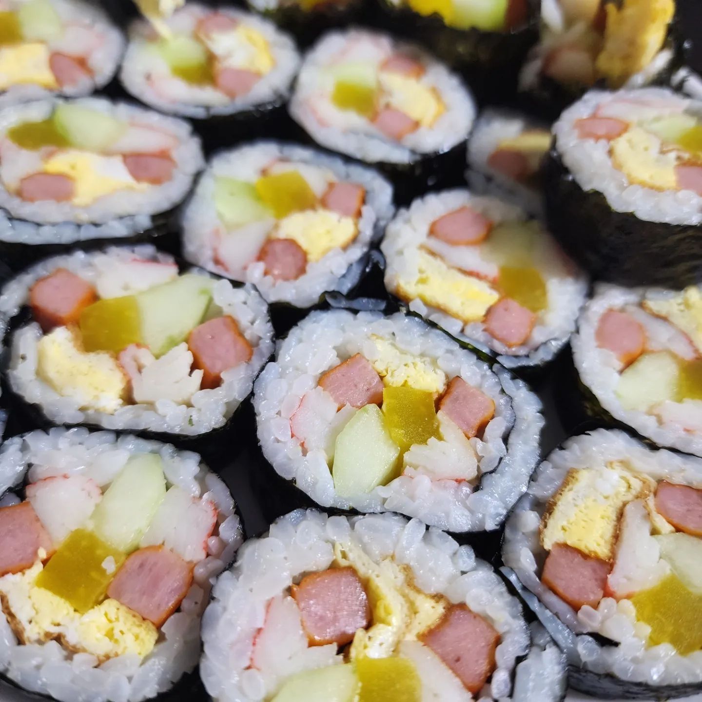 .
#주말일상
나는...예쁜접시, 예쁜 플레이팅...
해두고 먹고싶다...

하.지.만

김밥잘라 접시에 두기전
현실은...
각자 김밥 들고 먹고
세척한 과일은 그냥 통째로 두고...
에그인헬에 넣은 파스타도...

예쁜거라곤 찾을 수 없는
우리집..식사시간...
벌써 13년째...
.
.
.
#언제쯤플레이팅 #예쁜접시사고싶다
#식사시간이길었으면 #정신없는식사
#식탐금지 #순식간에사라지는마법
#잘먹는우리집 #먹성부른신쒸들