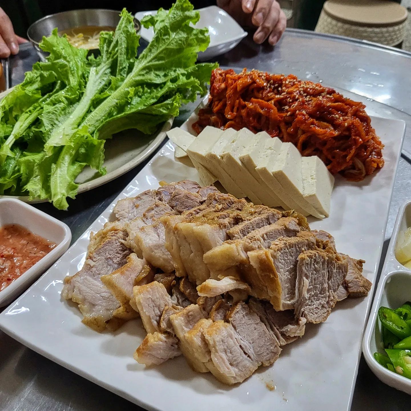 3주째 주말마다 광명시장 가는 중🥰

요런 정감있는 시장,노포맛집 참 좋아라하는 우리🫶

시장골목 숨겨져있는?! 진미보쌈 방문🩷
사장님부부 진짜 넘 친절하시고, 김치도 맛있었다.💜

차가지고 와서 술 안시켰더니 서비스라며 주신 직접담그신 동동주👀  요즘 담근동동주 파는데 찾기 힘든데..😻😻 나만 맛있게 호로록! 

담주에는 쟈철타고 가서 동동주 마시자고
다짐하고 돌아옴🤙

#광명사거리맛집 #광명진미보쌈
#광명시장
