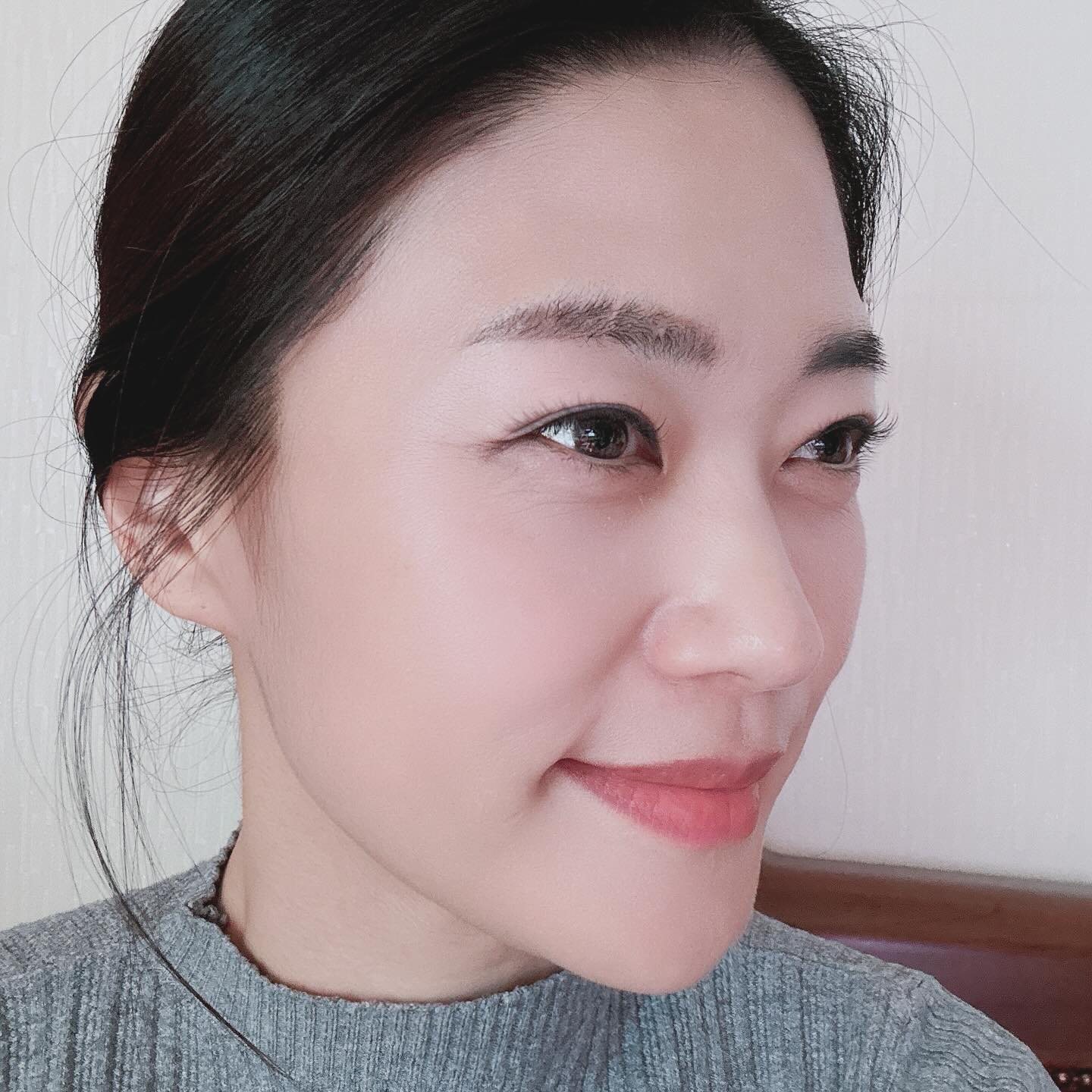 #협찬
매번 속눈썹 펌만 주기적으로 하다 오랜만에 속눈썹 연장을 해보았어요. 메인 사진이 연장 후 일주일 모습인데 꼭 어제 한 것 같죠? 어디서 했냐면요~
❤️무이모네 속눈썹 연장❤️

1:1 사전 예약제로 운영되는 ‘무이모네 속눈썹’
원장님의 세심한 상담으로 속눈썹 컬 스타일, 알맞은 길이와 색상을 결정해요. 저는 조금 진한 눈 스타일을 가지고 있어 속눈썹 연장을 하면 이미지가 야해보이고 무엇보다 신랑이 싫어해서 속눈썹 연장을 꺼렸었는데, 얼마 전 지인이 아주 예쁘게 속눈썹 연장 한 걸 보니 저도 하고 싶더라구요😁 그래서 안 야해보이고 자연스럽고 예쁘게 잘 부탁을 드렸죠~
🤩 결과가 진짜 이렇게나 너무 자연스럽고 부드러운 눈매가 완성되었지 뭐예요~
지인들이 뭐했냐고 묻기도 하고🫢 변한게 없는 것 같은데 예뻐졌다고도 하고☺️ 어떤 아주머니는 계속 쳐다 보시길래~ 네? 그랬더니 아니 어쩜 속눈썹이 그리 기냐고🤭 일주일 동안 ‘무이모네 속눈썹’ 원장님 덕분에 칭찬 많이 들었네요~ 젊으나 늙으나 예쁘다고 하면 그저 좋은 🎶 나도 여자랍니다~🎵

개개인 맞춤형 시술은 말해뭐해👍
최고급 속눈썹 모만 사용하고 인증 받은 글루를 사용하며 시술 전, 후 속눈썹 클렌징도 해주는 ‘무이모네 속눈썹’
아! 또 잊을 수 없었던 시술 베드가 물베드였다는😆 느낌이 너무 좋았고 시술 받는 동안 등 배김없이 오랜시간 편안한 시간을 보냈답니다.
원장님도 너무 친절하시고 편안한 분위기를 만들어주시니 안 갈 이유가 없는 ‘무이모네 속눈썹’ 추천합니다😉

📍 충북 청주시 상당구 동남로 43 3층 304호
☎️ 0507-1489-0390
⏰ 월~금요일 10:00 ~ 21:00 토요일 ~ 20:00
❌ 매주 일요일 정기휴무
🚘 지하 주차장 완비

#청주속눈썹펌 #청주속눈썹연장 #방서동속눈썹 #리뷰노트
