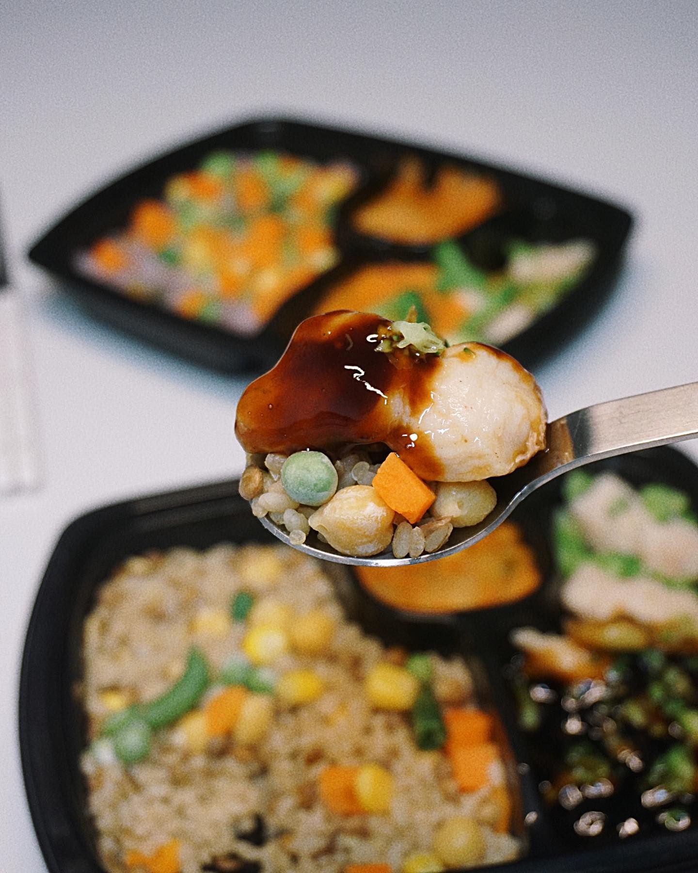 #협찬 다이어트에도 맛있게 먹기🍽️
게으르지만 먹을때만큼은 부지런해서
식단조절하면서 붓기 빼고있어요😂

소고기 홍두께살, 닭가슴살 수비드로 익혀서 
여러 채소 곁들여 월남쌈 만들어먹기도 하고
또 요즘 제철이라 맛있는 무화과에
카이막치즈, 통밀식빵에 올려먹음 최고♥️

바쁜날에는 쓱고우로 빠르게 주문해서
키친델리 샐러드, 과일로 간단히 먹거나
풀무원 밸런스 도시락, 다노 저당 곤약 도시락
먹는 편이에요!

마녀수프다 뭐다 사실 귀찮고
오래 두고 먹기에도 더운 여름에 상할까 걱정되고
냉동식품 적절히 이용하면 좋더라구요!

탄수화물 엄~청 땡길때는 
현미밥에 도들샘 꼬막비빔장!
요것도 냉동식품이라 먹고싶을때 냉장해동해서
참기름 통깨 솔솔 뿌려서 케일에 싸먹음 끝😇
피코크 꿔바로우도 먹은건 안비밀 ..

무사히 결혼식 예쁘게 올릴 수 있겠죠? ㅋㅋㅋ😭

⠀ 
구매금액대별 무료배송, 
스타벅스 텀블러까지 주는 이벤트 진행중!

신규회원이라면 최대 13,000원 쿠폰팩🎁
2만원 이상 구매 시 무료배송 쿠폰 1장
3만원 이상 구매 시 5,000원 쿠폰 2장

마이페이지 > 내쿠폰 > 쿠폰번호 입력란에
‘쓱고우밥먹자’ 입력하시면 장바구니 10% 할인 쿠폰🎁

⠀ 
🛵 ssggo_emart 🛵

⠀ 
#쓱고우 #쓱고우로밥해먹자 #이마트 #강남배달 #스벅커피부터이마트장보기까지한번에 #여름엔쓱고우 #신세계 #와인앤모어 #스타벅스 #장보기어플