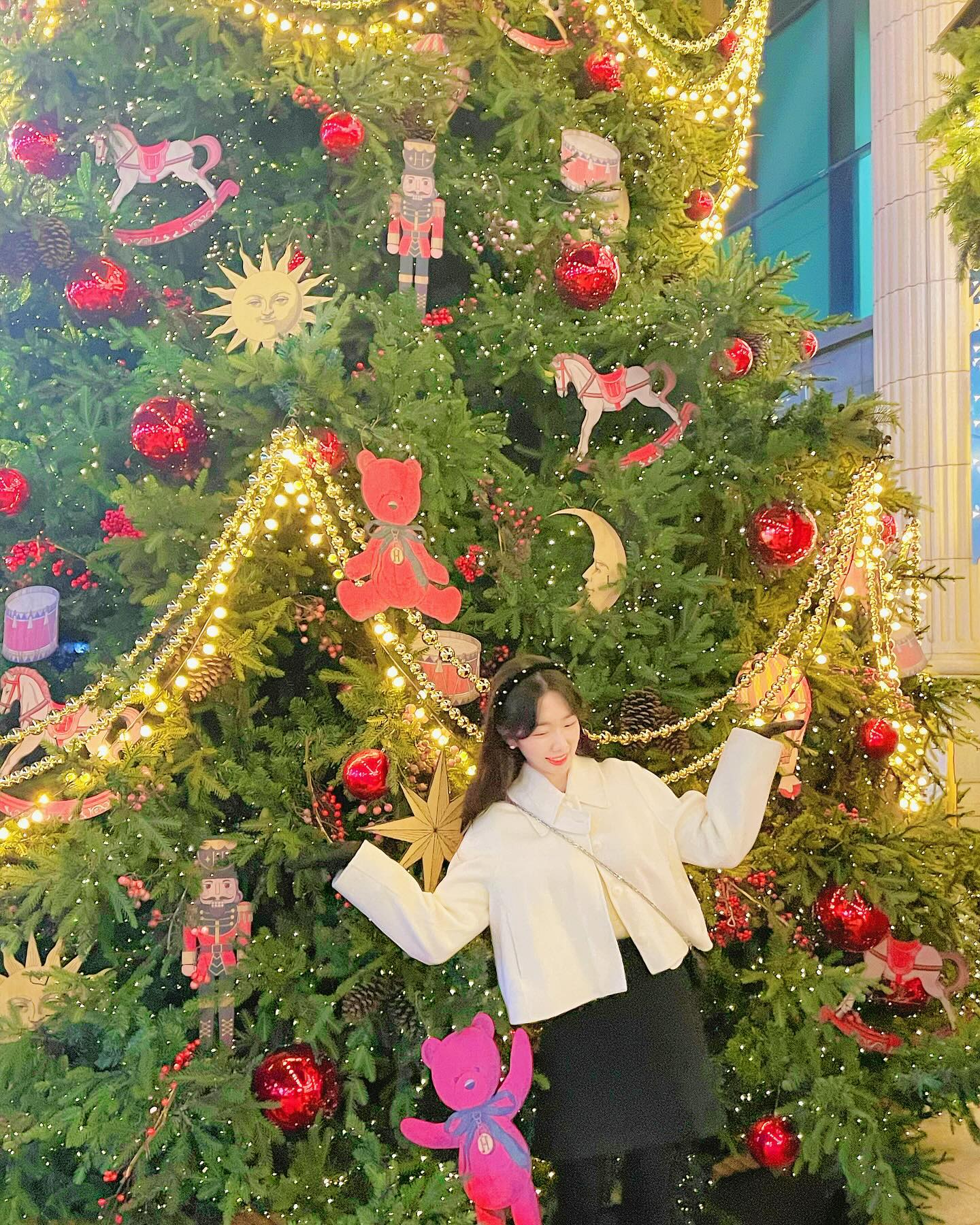신세계백화점보다 현대백화점?🎄벌써24년 에디션 준비중이라는데 올 해 끝나기 전 크리스마스 🎢막차타구 오세요~

저는 현대백화점이 포토존도 다양하고
오리지널 크리스마스느낌이라 더 좋더라구요 ㅎㅎ

🎄트리샷도 예쁜데 멀리서 외벽과 함께 찍는게 더 예쁨❤️
외벽샷 찍는법은 릴스로 확인☃️

📍현대백화점 압구정본점