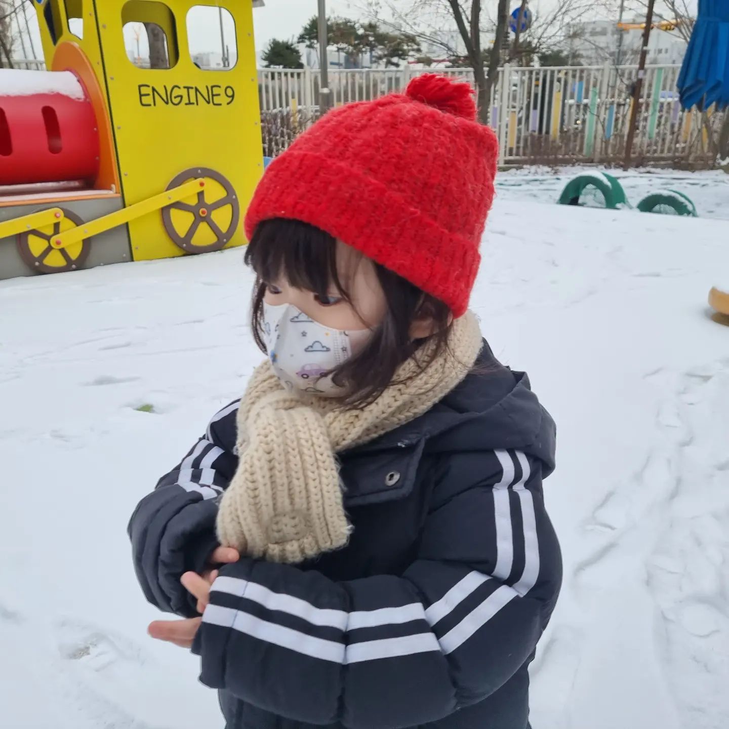 엄마 말 안듣고 점점 개구쟁이가 되어가는 와니
벌써 32개월
산책 좋아해서 엄마는 추워...