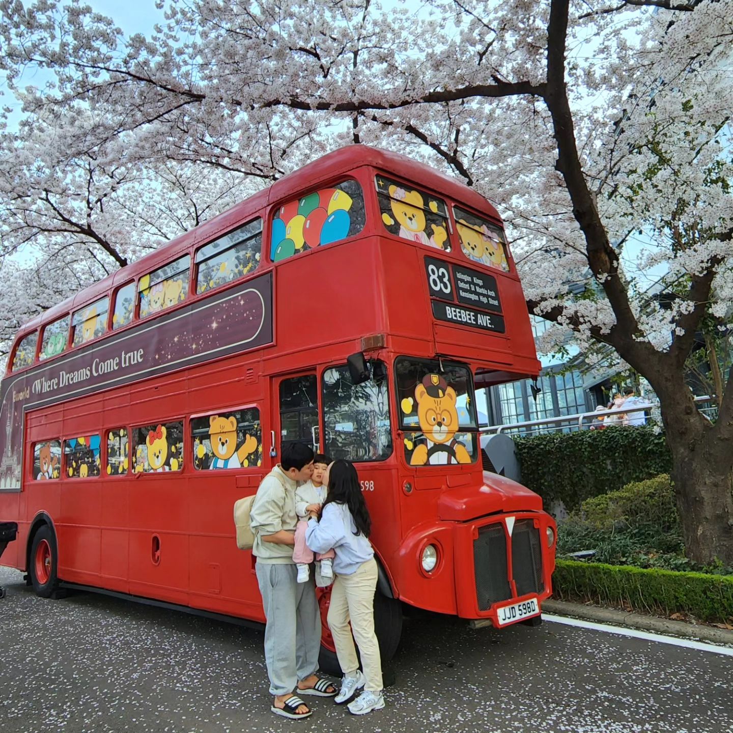 #240402 #1079일 #35개월아기

#벚꽃시즌 참을 수 없지
작년에 이어 이월드 빨간2층버스 앞에서!
사랑한다 황씨 둘❤️❤️