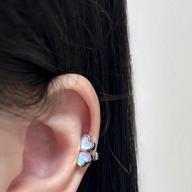  밍🫧 on Instagram: "💎#광고 오로라 투하트 피어싱

따스한 봄과 어울리는 디자인으로 벚꽃을 연상시키는 듯한 색감이 너무 영롱했어요🫧

자체공장 제작으로 믿을 수 있는 퀄리티,

6개월에 한 번씩 판매금의 일부를 여성, 아동, 청년자립 등에 기부 중인 온도쥬얼리에서 마음의 온도를 높여보세요💓

.
#온도쥬얼리#마음의온도를높히다#피어싱#피어싱추천#피어싱조합#ondojewely"