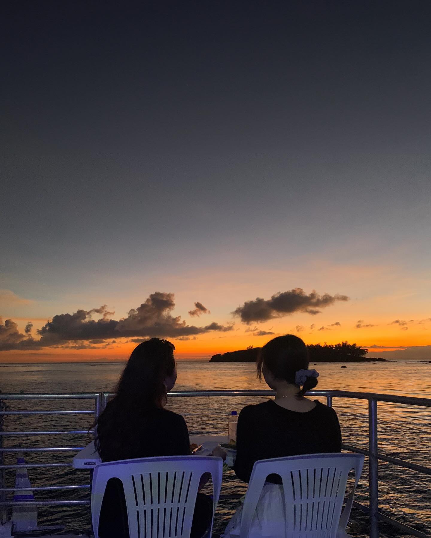 SUN SET CRUISE 🌅🛳️
괌 올때마다 꼭 타는거…🫶🏼
꼭 마지막날에 타야된다.
왜냐면 진짜 하이라이트 거든..🫢

함께 여행한 말없는 rhehrmun 께서 
이거 타고 3마디 외쳤다.
#iloveguam 🥹

-
#괌사진언제끝나 #아직많아요
#괌여행 #괌선셋크루즈 
#guamsunset #guamsunsetcruise