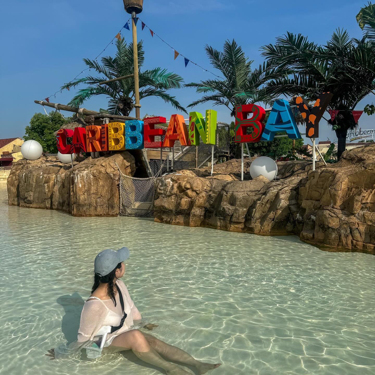 #용인 #캐리비안베이 #🌊

캐리비안베이 6층에 있는 스파는 꼭 가쟈~!!!
넘무 좋아라~🤭🤭💓💓

비시즌기라 운영하는 워터놀이기구가 3개로 제한되지만🔍
그래두 지루한 기다림 없이 금방금방 탈 수 있고,🙌🙌
사람지옥 없이 여유롭게 놀기 좋아서 넘넘 추천하는 #미들시즌 

미들시즌에는 오후권 끊어서 놀아두 충분히 놀 수 있어여..🤪!!

📍캐리비안베이

⏰️ 영업 시간
평일 10:00 ~ 18:00 
주말 10:00 ~ 19:00

💰 메뉴
미들시즌 오후권[13:30-18:00] 28.0

✨️차별점✨️
☝️ 오후권 입장으로 충분히 즐길 수 있는 물놀이장💦
✌️ 다양한 워터놀이기구를 탑승할 수 있음 💧
👌 비수기에 오면 사람이 많지 않아 여유롭게 놀 수 있음
🖖 곳곳이 포토존이라 인생샷 찍기 좋은 장소
🖐 인공파도풀이라 모래묻을 걱정 없이 맘껏 놀 수 있음..!!🙆‍♀️

📣 한줄평
역시 물놀이는 비수기에 가야 사람이 없고 좋구만요🫶🫶

🪧에버랜드 단체버스회차장에서 도보 15분🚶

#마리_용인