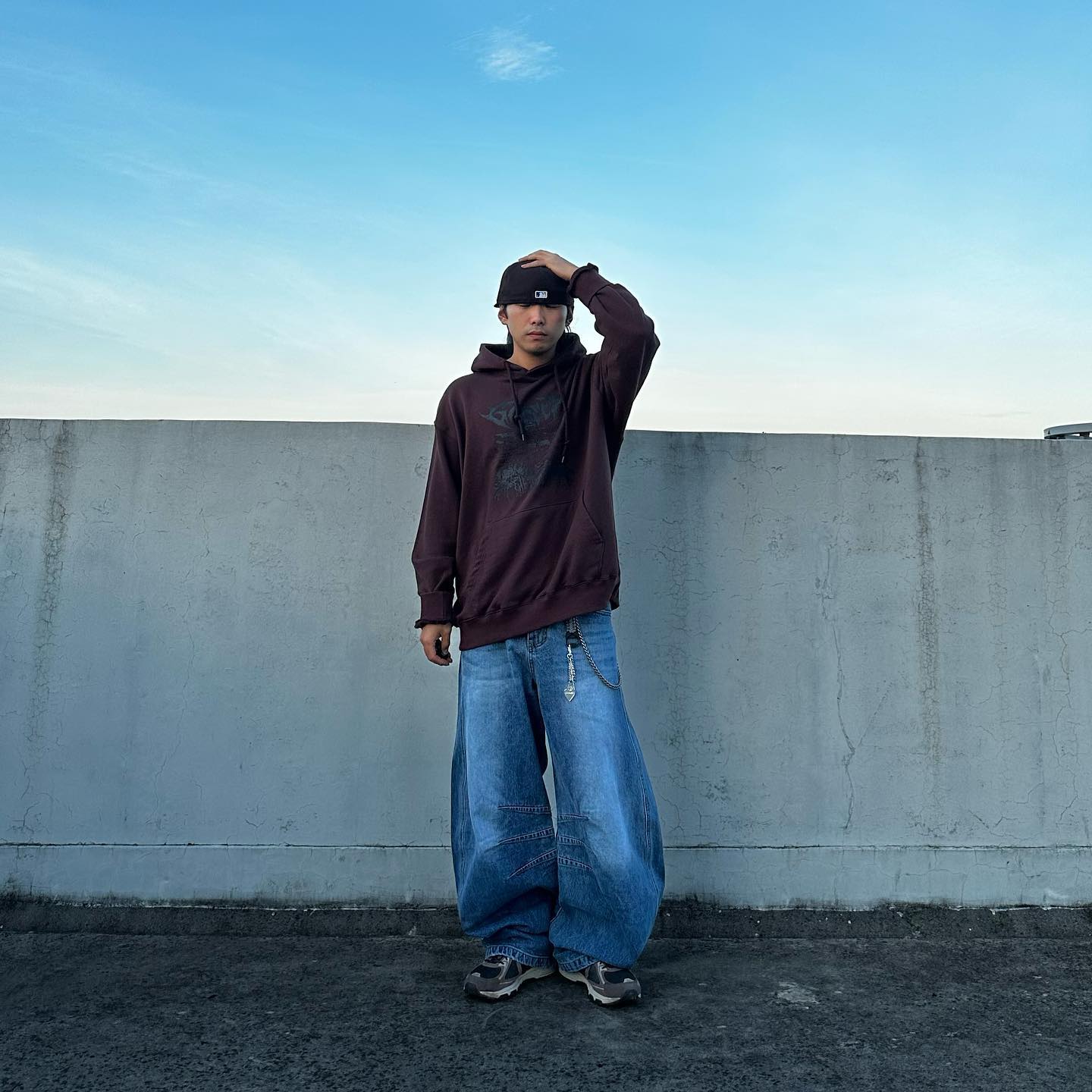벌룬팬츠룩
오늘의 코디는 벌룬팬츠로 포인트를 준 코디입니다. 
하의는 dnsr__official 의 벌룬 팬츠에 상의도 오버사이즈의 gotter_gallery 의 후드티를 입어주고 모자는 후드의 컬러에 맞춰 newerakorea 의 모자를 착용해 줬습니다. 신발은 바지에 맞춰 asicskr 를 신어줬습니다. 마무리로 sexto_official 의 체인을 활용해 스트릿한 코디에 포인트를 줬습니다.