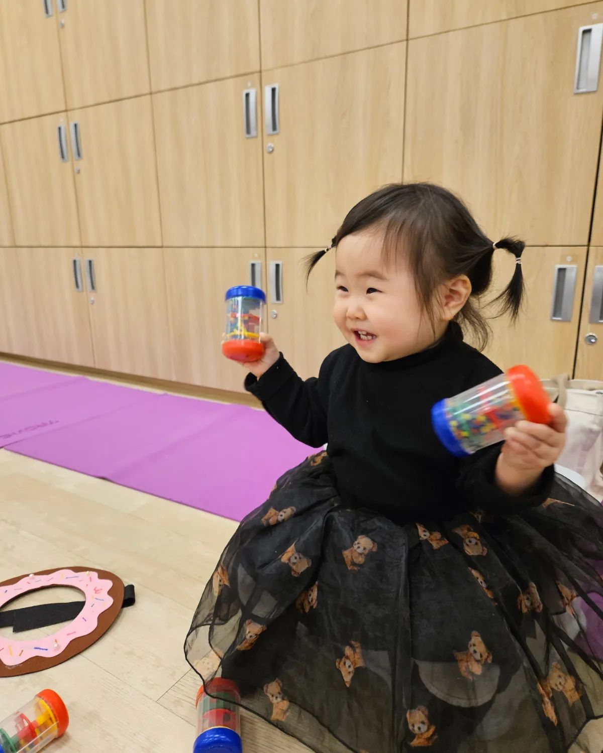 👶🏻24.04.08👶🏻
문센데이🍩 엄마한테 오지도않고 혼자 하고싶은거 하는 백다니
엄마도 도넛얼굴 사진 찍고싶었는데 한 장도 못찍음ㅋㅎ
그리고 바닥에 앉기싫은지 계속 세면대 앞에 계단에 앉아있어서 끌어다가 자리에 놔주니까 거기만 앉아😑😑 골때린다니

문센 전에는 재이랑 단대호수에서 놀았어요
야외응가도 하고 비눗방울 놀이도 했답니다🫧

참외도 냠냠 잘씹어먹는 다니로 오늘하루 끄읏!

✔️462days