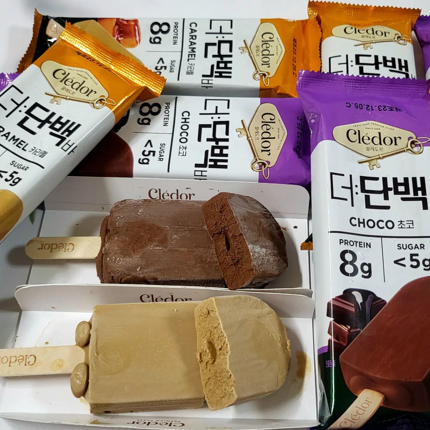 #협찬 
[아이스크림도 건강하게💪]
.
.
빙그레가 제조한 끌레도르 아이스크림 모르는 분 없으시죠❓️

진한 맛의 감동을 전하는 프리미엄 아이스크림 끌레도르에서 당류5g 미만 함유로 당걱정이 덜한 건강한 아이스크림을 선보였다고 해서 제가 한번 먹어 봤습니다!😘

✅️ 빙그레 끌레도르 더단백바

👉 기분과 취향에 따라 골라먹을 수 있는 초코맛과 카라멜맛

👉 제품당 단백질 8g 함유로 달콤한 디저트와 단백질 보충을 한번에 할 수 있어요

👉 제품당 당류5g 미만 함유로 당걱정은 덜고 맛은 높였어요

🙋‍♀️ 초코맛은 우리가 흔히 알고 있는 초코~ 근데 당류가 낮다보니 보통 아이스크림의 엄청 달달함은 없어요~
허나 적당한 단맛에 다 먹고나도 입안이 깔끔해서 전 이게 더 좋은거 같아요~

🙋‍♀️ 카라멜 맛은 우리가 흔히 맛보던 메가x바랑 맛이 비슷해요~~
갠적으로 메가x바를 좋아했기에 제 입맛엔 완젼 찰떡!!
근데 당까지 낮고 단백질은 높으니 부담없이 먹을 수 있어 더 좋아요~~

📢 현재 5개 편의점 모두 입정 예정으로 가까운 편의점에서도 구매하실 수 있어요~~

_
_
_
#빙그레 #끌레도르 #더단백 
#더단백바 #단백질아이스크림 
#다이어트간식 #운동간식 
#식단 #편의점간식 #편의점신상 
#편의점아이스크림 #아이스크림추천 
#초코아이스크림 #카라멜아이스크림 
#단백질간식 #디저트 #디저트추천