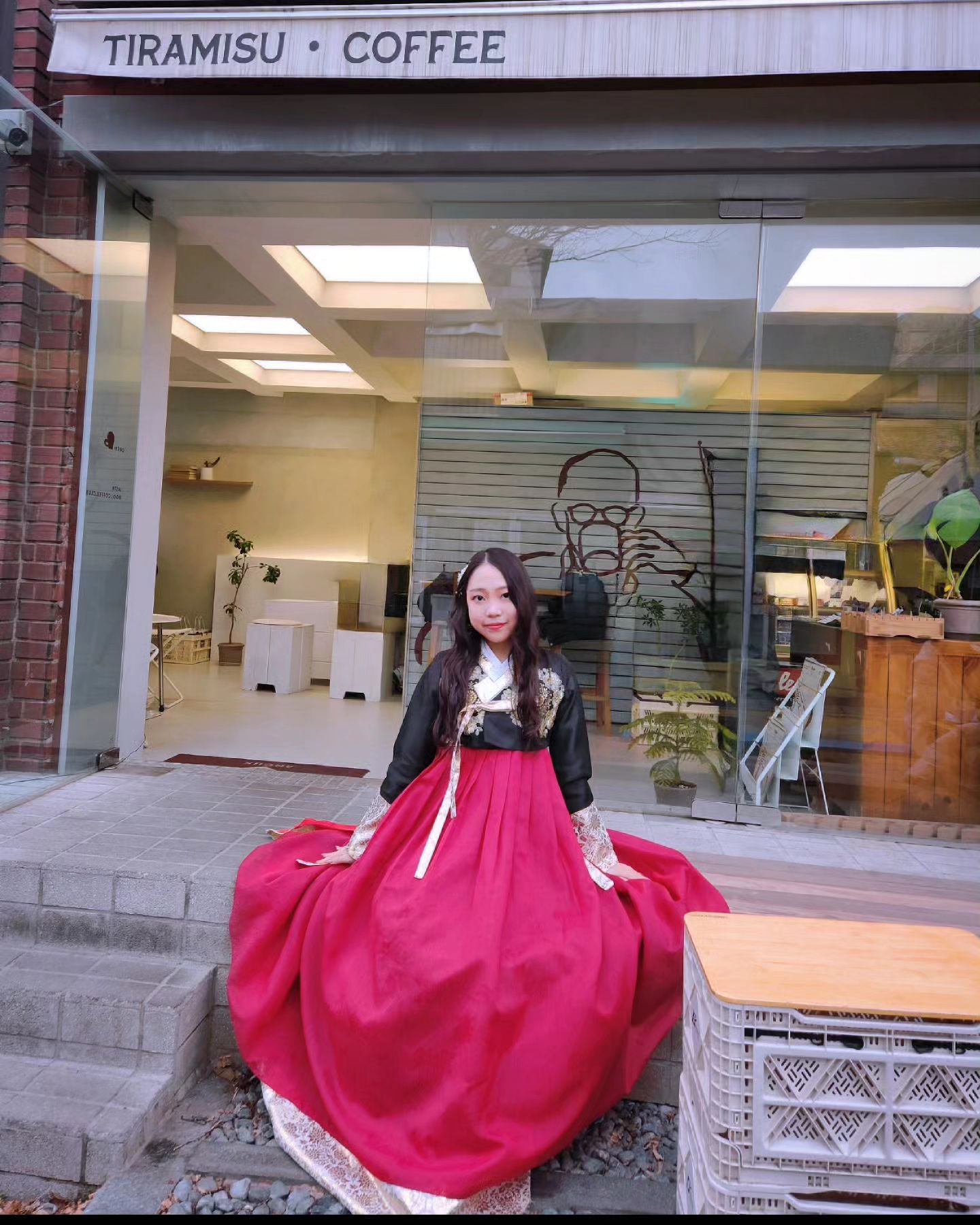 #협찬 #유료광고 ooj.coffee.club
북촌 한옥마을에서 꼭 가봐야 하는 카페, 공공재 커피클럽에 다녀왔습니다~

🍀 따뜻한 햇살이 들어와 더욱 포근하고 안정감 있게 느껴졌는데, 특히 곳곳의 인테리어가 더 따스한 느낌을 줬습니다. 많은 사람들에도 불구하고, 조용하게 휴식할 수 있었기 혼자 카페 오기에도 좋은 곳입니다. 경복궁 및 여러 궁들을 갔다 온 후에 지친 몸을 아늑하게 풀어주고 싶으시다면, 감성을 느끼고 싶으시다면 추천해드립니다!

🫧 공공재의 시그니처 메뉴입니다
생딸기 티라미슈(9,500원)🍓
생딸기의 신선함과 달달함, 티라미슈의 부드럽고 고소함이 잘 어우러져 너무 맛있었습니다! 직접 만드는 수제 티라미슈로, 정성이 가득합니다~

공공재 라떼(6,000원)☕️
율무차를 베이스로 한 시그니처 화이트 커피입니다! 율무차가 베이스라 그런지 고소한 커피였는데, 계속 생각나는 맛이라서 역시 시그니처구나 했습니다~

라임 바닐라 에이드(6,500원)🍋
개인적으로 제 원픽입니다! 처음에는 바닐라의 향이 은은하게 베이스로 들어오면서 바닐라빈이 느껴져서 가볍게 달달하다가 나중에 라임의 상큼함이 훅 들어옵니다! 저는 바닐라향과 맛을 너무나도 좋아해서 제 입맛에 제격이였습니다~ 바닐라를 좋아하신다면 강추해드려요! 이색적인 맛이면서도 익숙함이 깃들어있어 누구나 다 부담없이 드실 수 있습니다!

📍서울 종로구 윤보선길 35 1층, 안국동 45
🧭 매일 10:00 ~ 21:00
📞 010-7280-9498

#협찬 #광고 #공공재커피클럽 #종로 #종로카페 #안국 #안국역카페 #서울카페 #카페추천 #티라미슈 #북촌 #북촌카페 #커피

* 홍보를 위해 제품비용을 무료로 제공받고 작성한 리뷰입니다