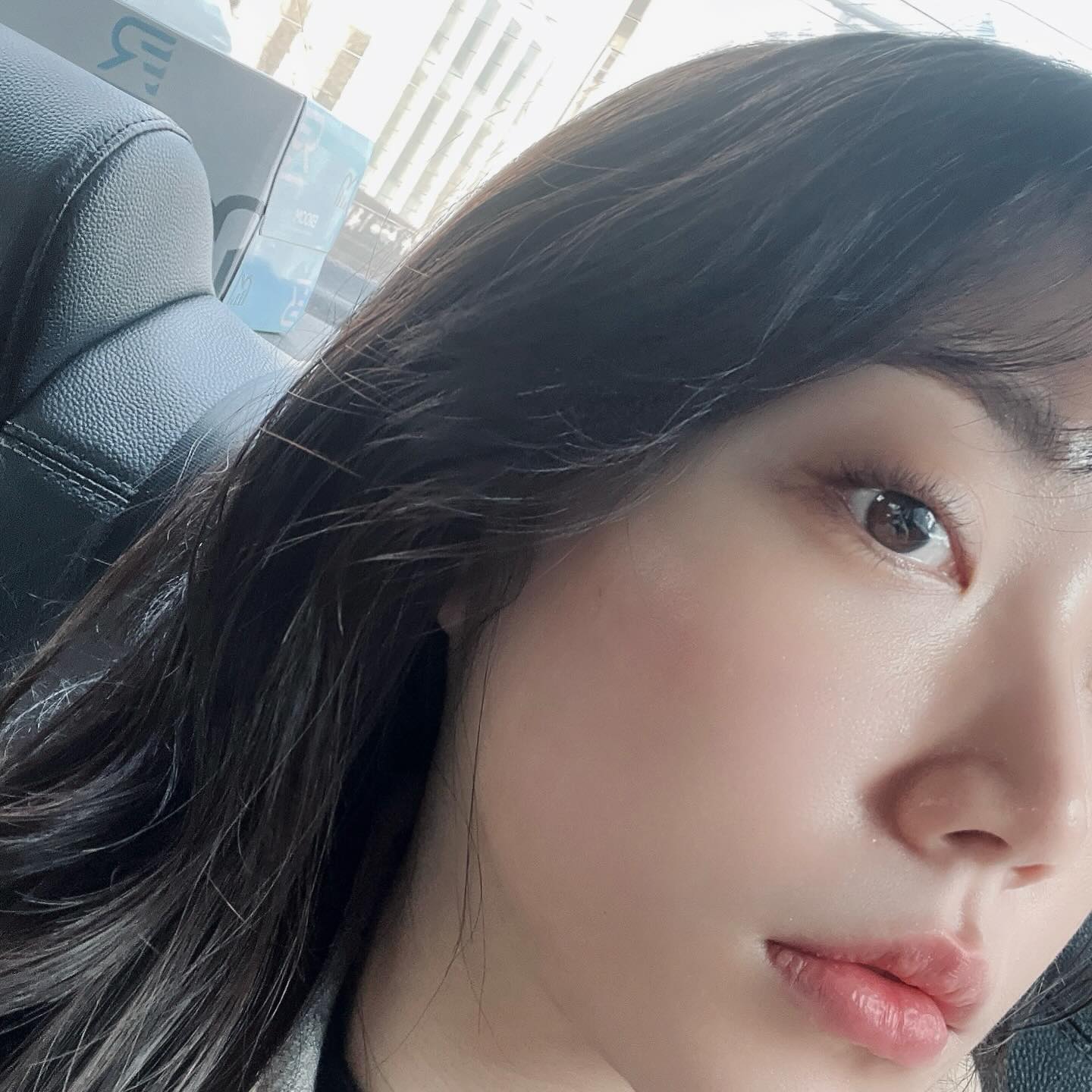 #협찬 이지만 찐 추천

저 오늘 관리받고 왔오요✨

요즘 속건조도 그렇고 미세먼지도 다시 난리라 걱정 많이 했는데요😞

메이린클리닉 청담점에서 피부 속 노폐물들을 싹 빼주면서 영양을 가득 넣어주는 하이드라페이셜 케어 받고 왔어요✨

글로벌 럭셔리 브랜드 ‘디올 뷰티’와 넷플릭스 <에밀리 파리에 가다> 릴리 콜린스가 선택한 ‘여배우관리’로도 유명하더라구요? 

✨ 하이드라페이셜은 특허 받은 기술로 피부의 각질 제거부터 모공케어, 영양보습, 잔주름 또는 피부톤관리 마지막으로 피부진정까지 논스톱 프리미엄 토탈 스킨 케어인데요

✨월드클래스 스킨솔루션과 일회용 팁 사용으로 민감한 피부도 자극적이지 않고 위생적으로 케어 받을 수 있는데요 (케어 받으면서 들었는데 하이드라페이셜 제품만 사용할 수 있는 기기이기 때문에 다른 제품은 사용할 수 없다고 하니 안심하고 받을 수 있겠더라구요🫢)

✨30분 정도만 투자하면 한번의 시술로 모든 스킨케어가 가능한 프리미엄 토탈 스킨케어를 받을 수 있는데 왜 이제 알았죠🥹 

✨물회오리 보여주셨는데 이렇게 회오리가 생겨서 다른 시술처럼 아프지 않고도 피부 속까지 영양이 쏙쏙 들어갈 수 있다고 하더라구요(안아픈거 최고🫶🏻)

한달에 한 번 받는 것을 추천하시는데 얼굴 전체가 광이 나고 매끈해 진 걸 보니 한달 뒤 내돈내산으로 꾸준히 받을 마음이 막 생기더라니까요🥹✨👍🏻

#메이린클리닉청담점 #메이린청담점 #MAYLIN #박현준원장님 #하이드라페이셜 #프리미엄토탈스킨케어 #여배우관리 #VVIP관리 #디올 #명품물광 #일회용팁 #각질제거 #모공관리 #노페물제거 #영양보습 #잔주름피부톤관리 #피부진정