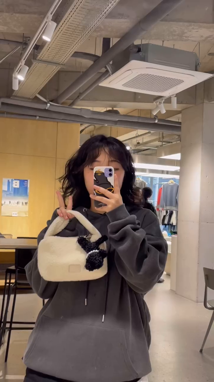 미니백은 투오의 푸딩테디지💗☁️

뽀글뽀글한 부클 너무 귀여웡
지금 들고다니기 딱이쥬?!
변형없이 쉐입이 딱잡혀있어서 좋아요👍

#협찬 #투오 #tuo #푸딩테디 #puddingteddy #푸딩테디백 #스타일메이트
tuo_official stylemate_official