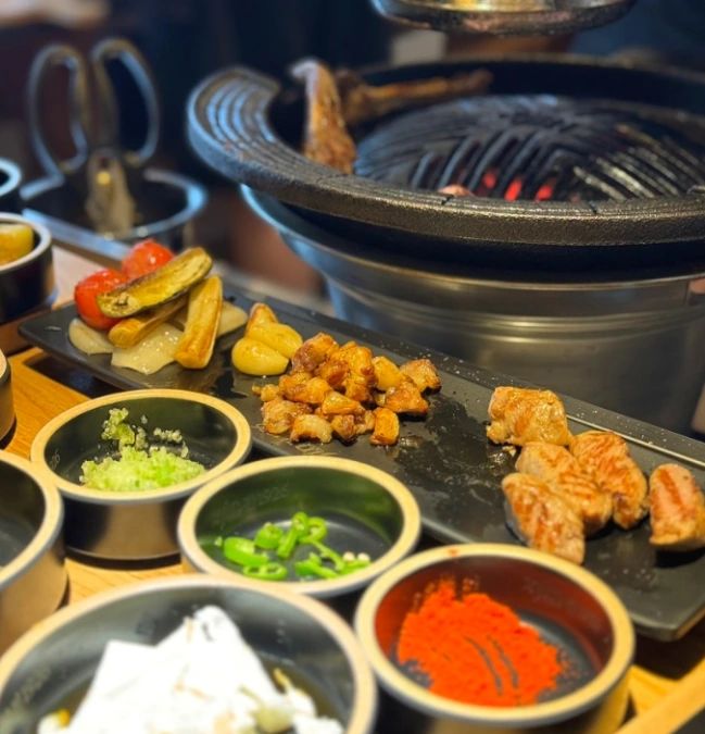 진짜 내가 먹어본 양갈비 중 최고로 맛있는 곳!바로 여기 진1926 인데요
항공직송으로 얼리지 않은 프리미엄 양갈비라 확실히 맛이 다른 것 같아요

인테리어도 예쁘고 전문 서버분들께서 완전 제일 맛있게 구워주시니 찐찐! 최고에요
이러니 생생정보 최강자편에도 출연했죠!!

일광역 그리고 일광해수욕장 인근에 있으니
데이트하다가 딱! 분위기 잡기 좋은 곳!
사이드메뉴까지 완벽하다구요

단체석도 있어서 회식하기도 좋아보이고 모임하기에도 너무 좋아보여요!

진1926일광점
부산 기장군 일광읍 해송1로 9 101호
0507-1363-1926

#일광맛집 #일광신도시맛집 #일광양갈비  #기장데이트코스 #기장양갈비 #일광회식 #일광양고기 #일광해수욕장맛집