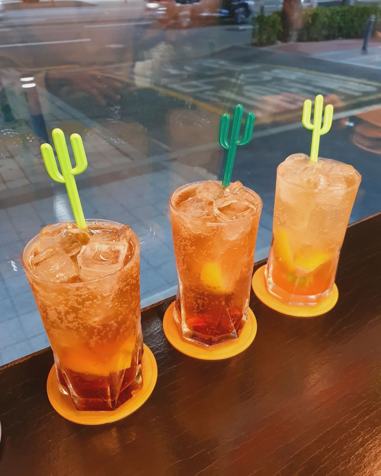 📍교차점

📍서울 송파구 송파대로 451 덕수빌딩

📍오렌지 치즈카츠 정식(13.0), 히레카츠(13.0)
 로스카츠(12.0), 얼그레이 하이볼(8.0)
 피치 오렌지 하이볼(8.0)

⭕️ 맛집 격전지 석촌역에서 합리적인 가격까지👍 고기가 진짜 부드러움🙆‍♂️🙆🙆‍♀️ 식사시간에 가면 대기해야 함😂 인기의 원인이 정말 고기때문일까?

⭕️ 하이볼🥃이 진짜 미쳤음😭 얼그레이 하이볼 최고임. 양도 많은데 카츠 정식과의 조합도 최고였다. 식사는 오히려 가성비라고 느껴질만큼의 가격인데 하이볼과의 조합이 너무 좋다. 웨이팅 리스트 왜 있는지 인정🙇‍♀️

⭕️ 작은 매장이지만 직원분들 모두 친절하고 씩씩하셔서 분위기도 괜찮음😉 소개팅할수있는 정도는 아니지만 친한 친구들과 식사도 하고 하이볼 한 잔 하면서 대화하기 딱 좋았다🌿

✔️ 석촌역 인근 애정하는 하이볼 맛집💚

#석촌역맛집
#교차점
#얼그레이하이볼최고